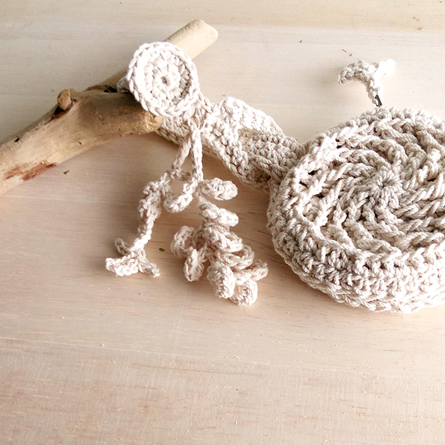 コットンの糸で編んだバッグチャームになる小さなポーチ Iichi ハンドメイド クラフト作品 手仕事品の通販