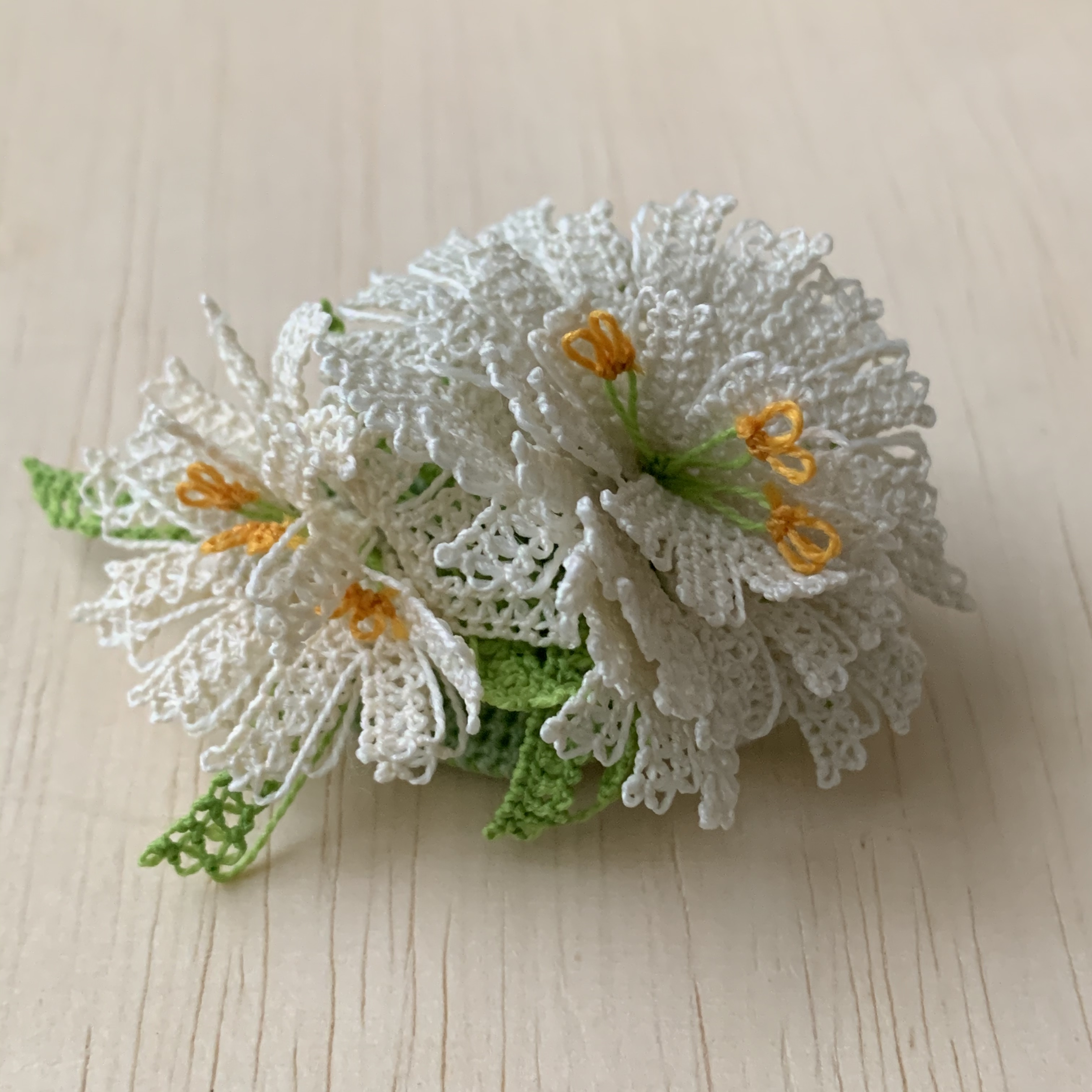 白い菊のようなお花のチョーカー ブローチと2way イーネオヤ Iichi ハンドメイド クラフト作品 手仕事品の通販