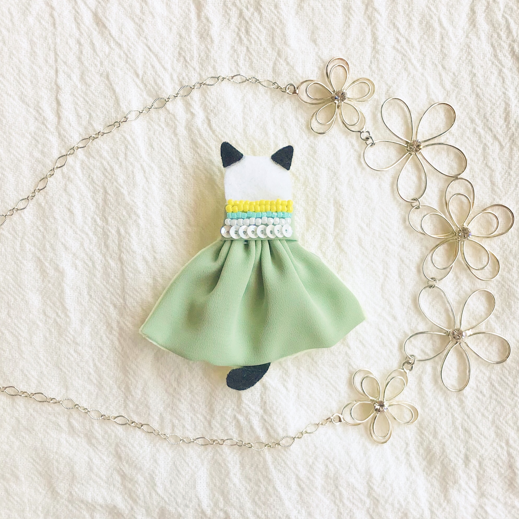 入園式 入学式 春の装いに せなかねこブローチ ミモザビジューワンピース 黄緑 の猫ちゃん フェルト 刺繍 春色 Iichi ハンドメイド クラフト作品 手仕事品の通販