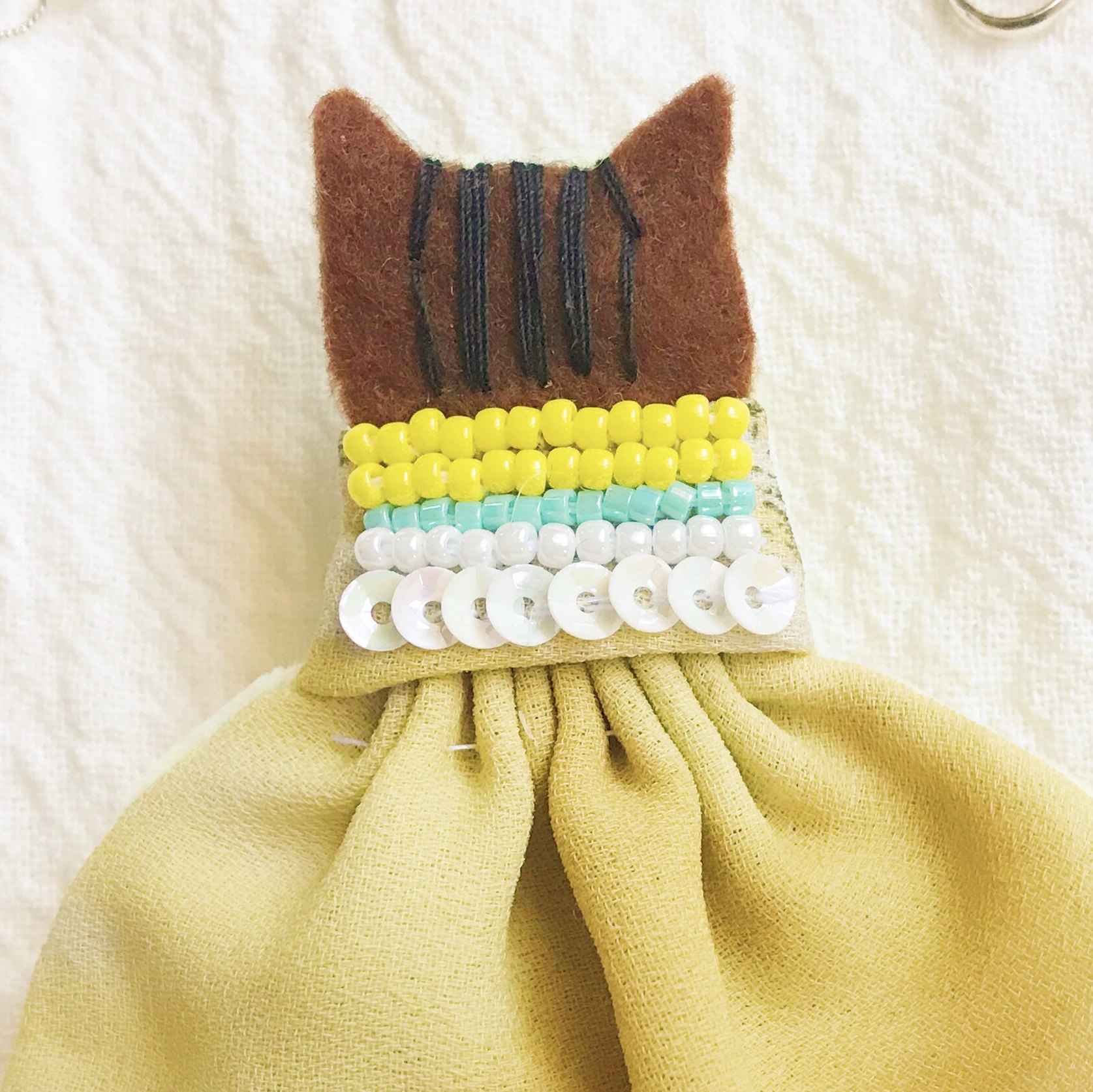 入園式 入学式 春の装いに せなかねこブローチ ミモザビジューワンピース 黄 の猫ちゃん フェルト 刺繍 春色 Iichi ハンドメイド クラフト作品 手仕事品の通販