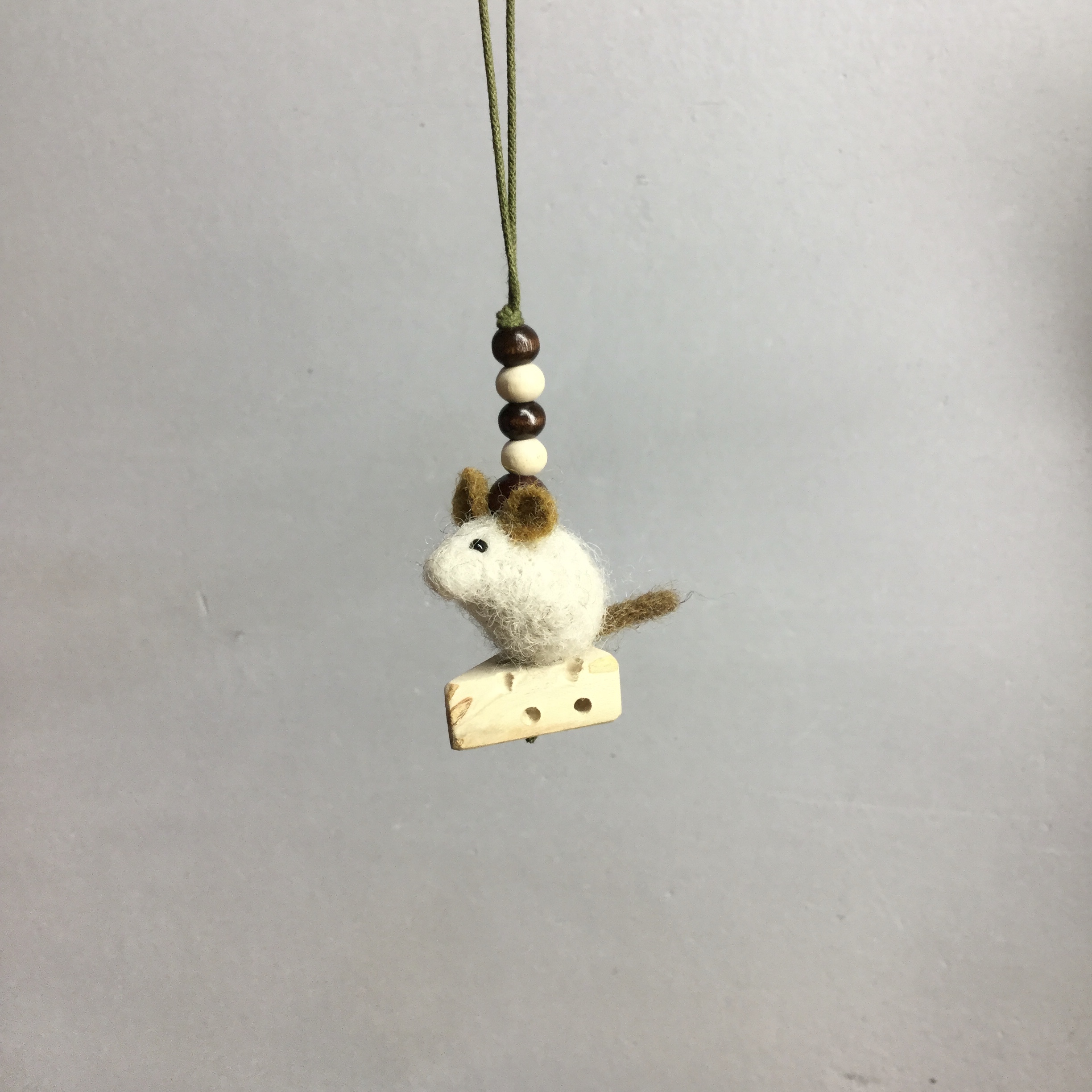ネズミとチーズのストラップ 茶色 Iichi ハンドメイド クラフト作品 手仕事品の通販