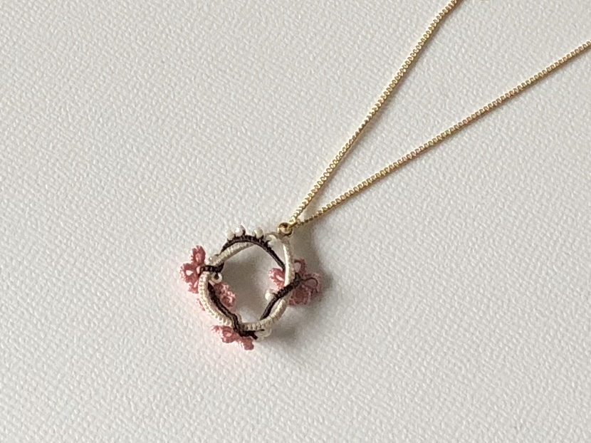 季節の花を身につけて 初桜のネックレス タティングレース Iichi ハンドメイド クラフト作品 手仕事品の通販