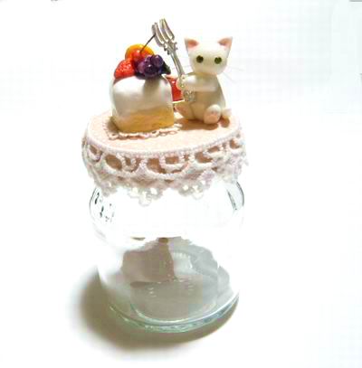にゃんこのしっぽ にゃんこのスイーツデコボトル 白猫 フルーツケーキ Iichi ハンドメイド クラフト作品 手仕事品の通販