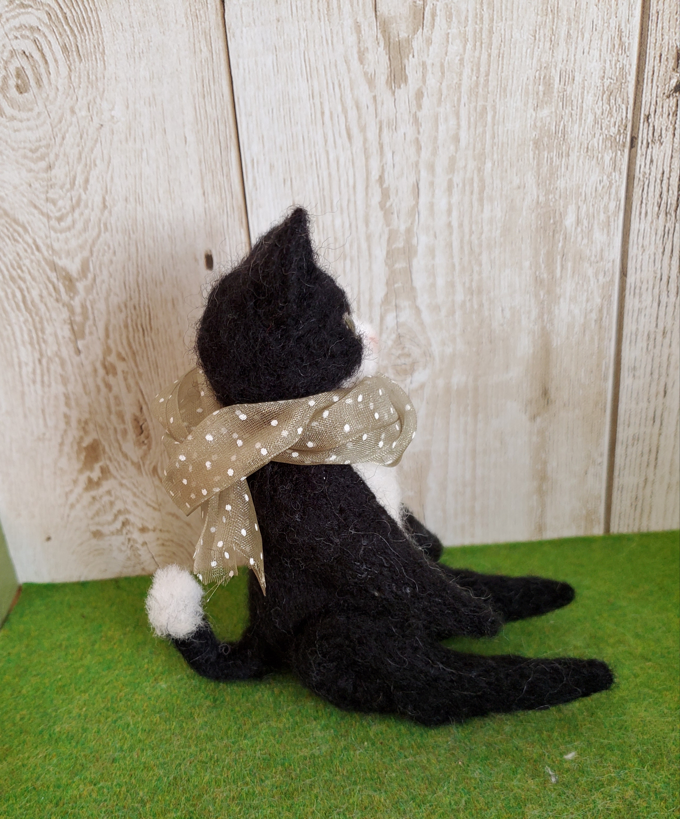 白黒ハチワレ猫（お座り）羊毛フェルト | iichi ハンドメイド 
