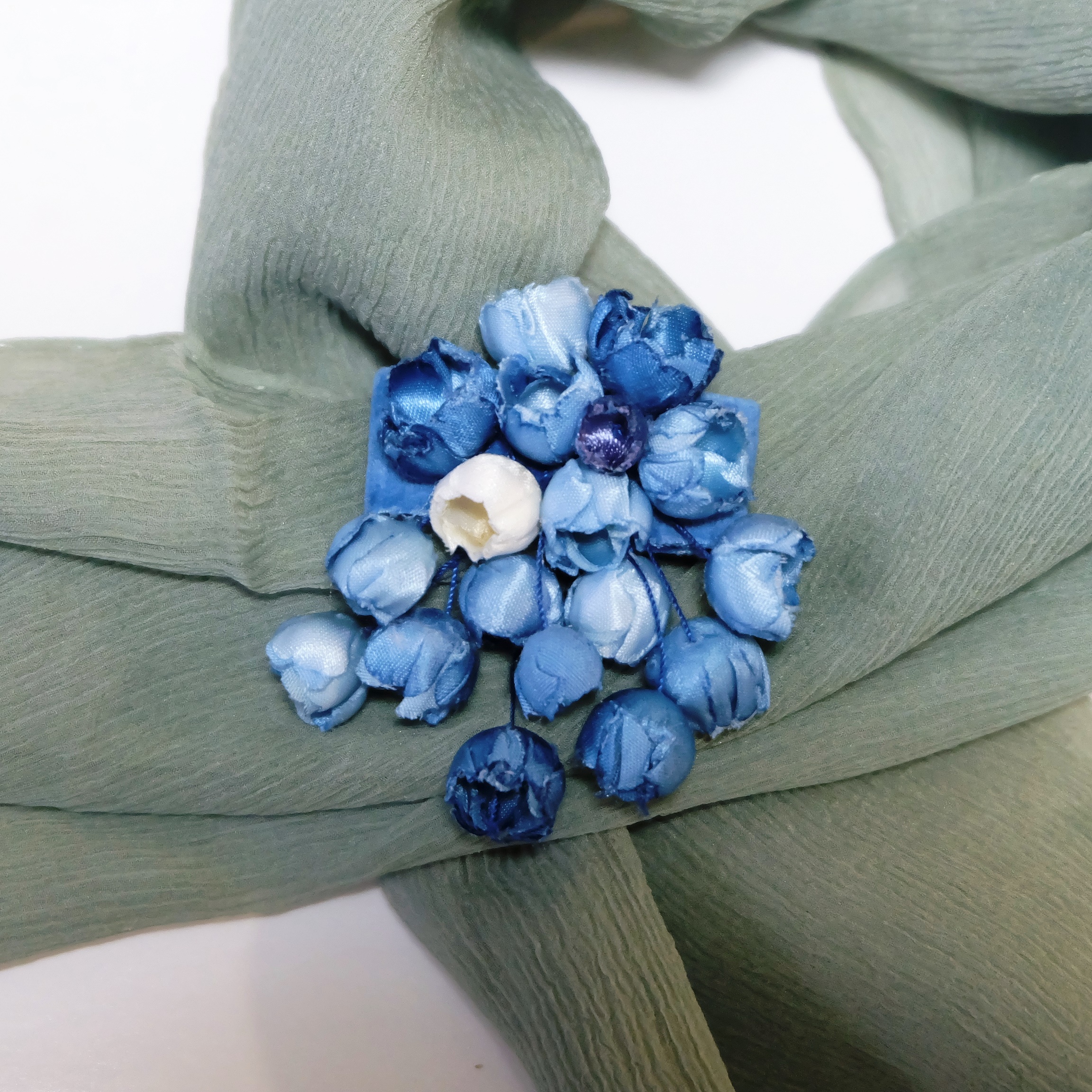 すずらんブローチ木藍染め Iichi ハンドメイド クラフト作品 手仕事品の通販