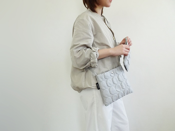 超軽量プチプチドットサコッシュ 仕切りにもなるポーチセット ライトグレー Iichi ハンドメイド クラフト作品 手仕事品の通販