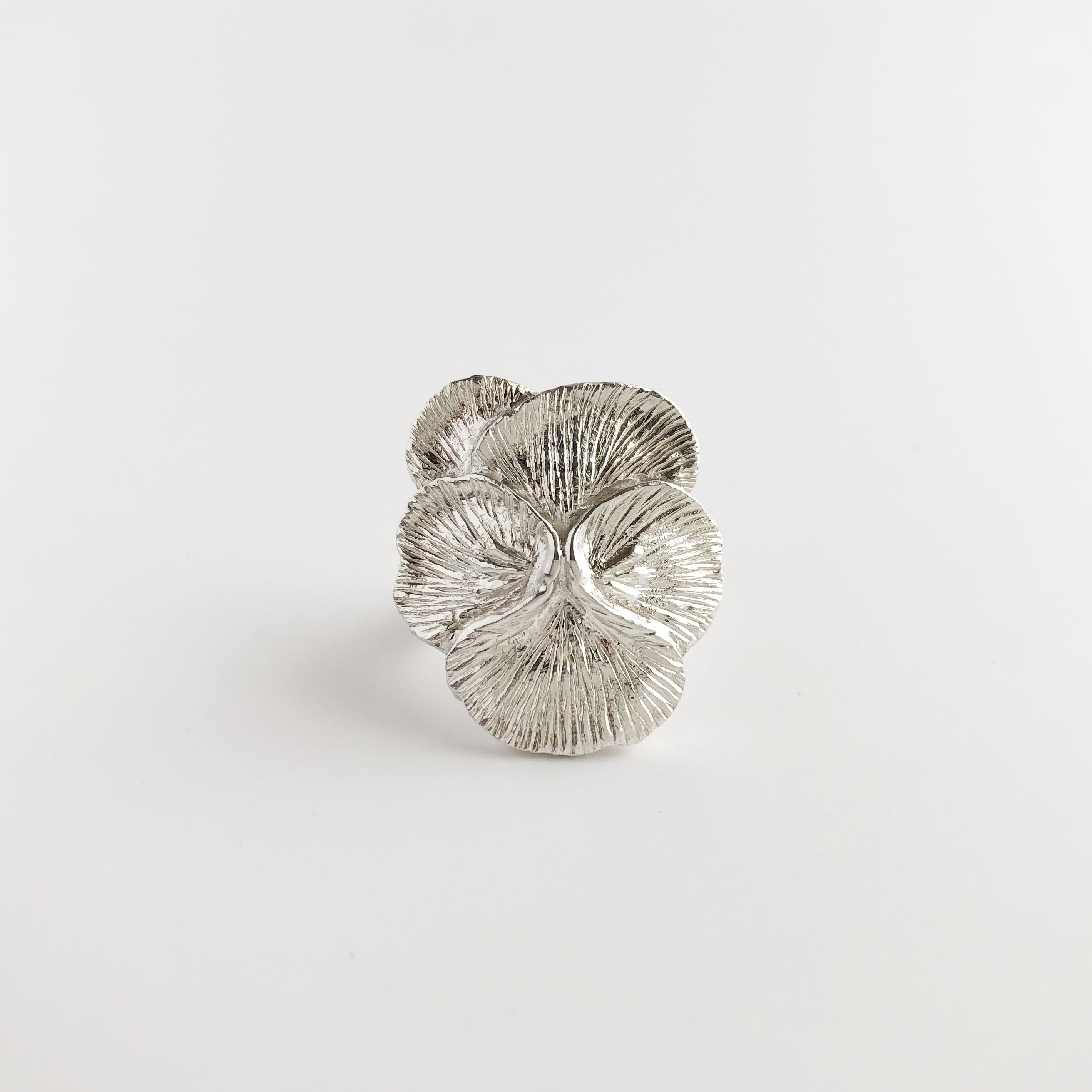 世界にひとつだけの花 パンジーのシルバーリング Tk Iichi ハンドメイド クラフト作品 手仕事品の通販 世界にひとつだけの花 パンジーのシルバーリング Tk Iichi ハンドメイド クラフト作品 手仕事品の通販