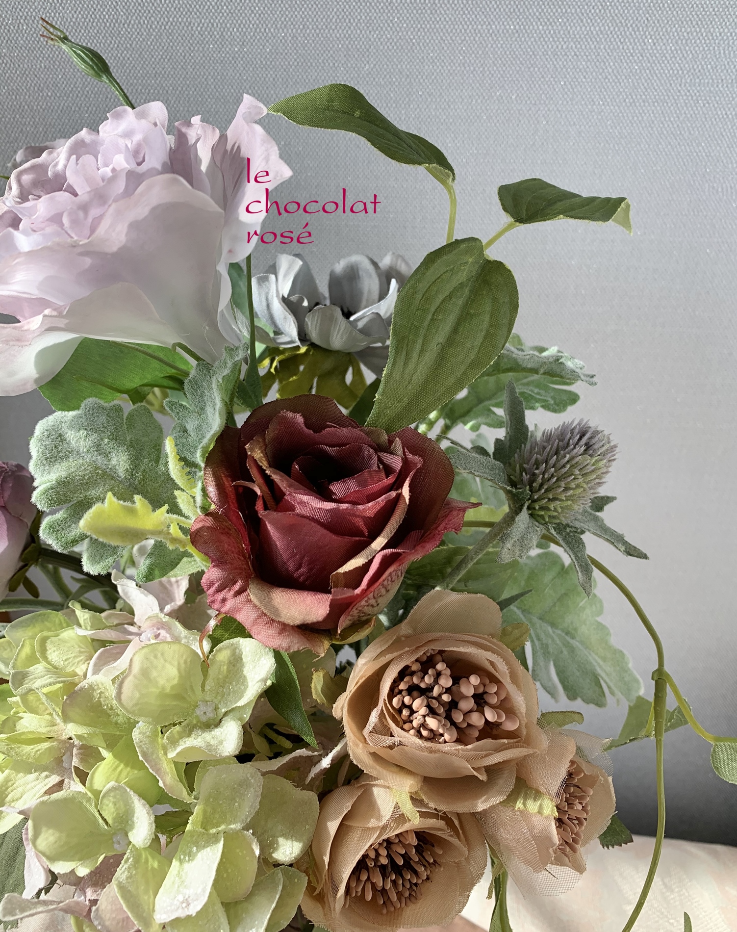 今こそ花のある暮らしを 在宅ワークの癒しに グレイッシュトーンのアレンジメント アーティフィシャルフラワー Iichi ハンドメイド クラフト作品 手仕事品の通販
