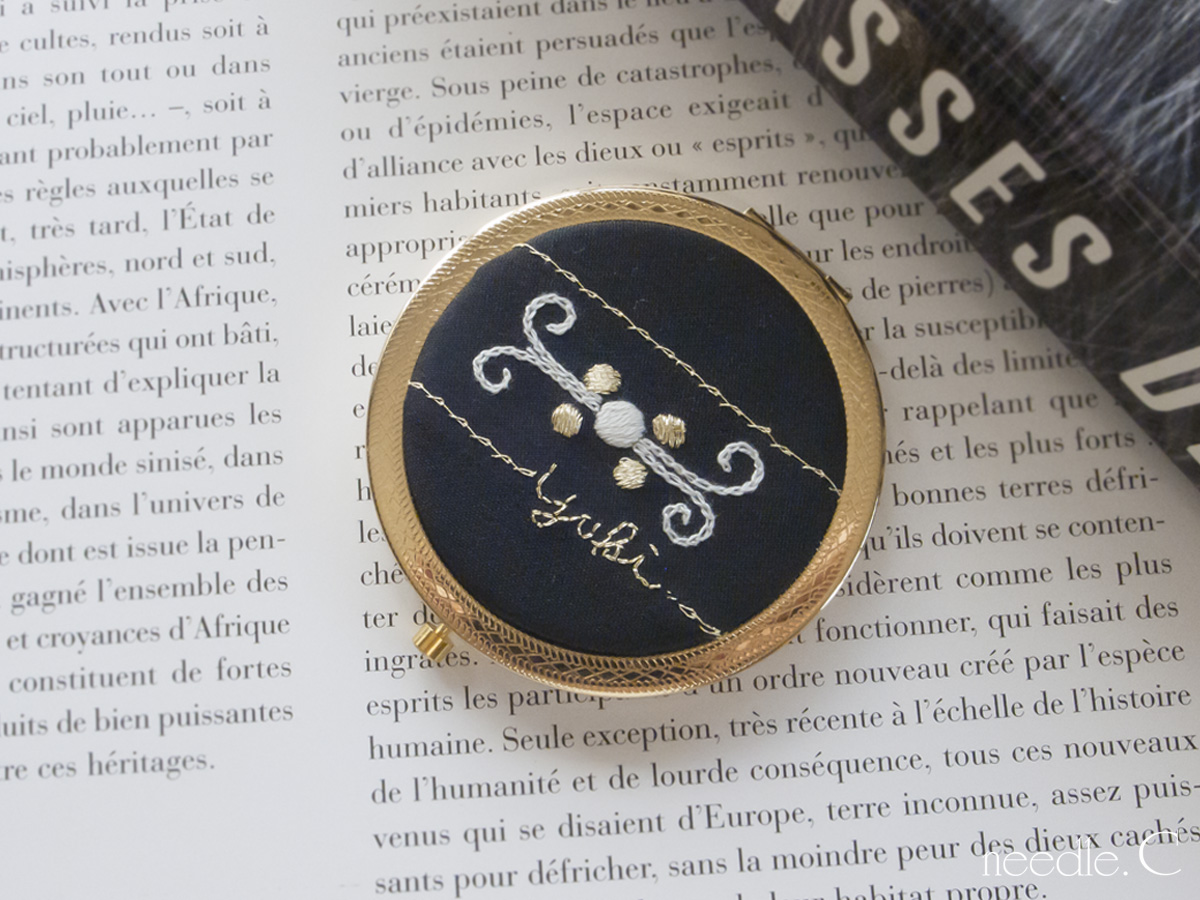 受注制作 ネーム入り 刺繍コンパクトミラー 鏡 ヴィンテージ風 ギフト 名入れ ネーム入れ お守り Iichi ハンドメイド クラフト作品 手仕事品の通販