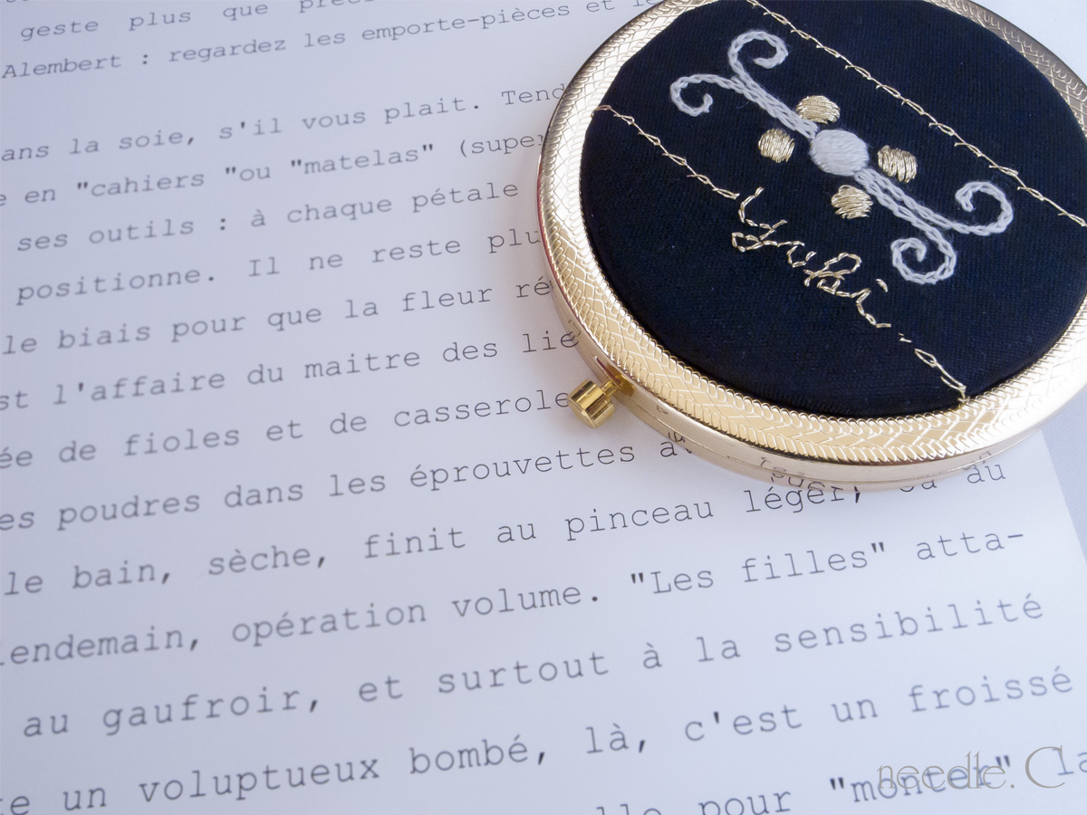 受注制作 ネーム入り 刺繍コンパクトミラー 鏡 ヴィンテージ風 ギフト 名入れ ネーム入れ お守り Iichi ハンドメイド クラフト作品 手仕事品の通販