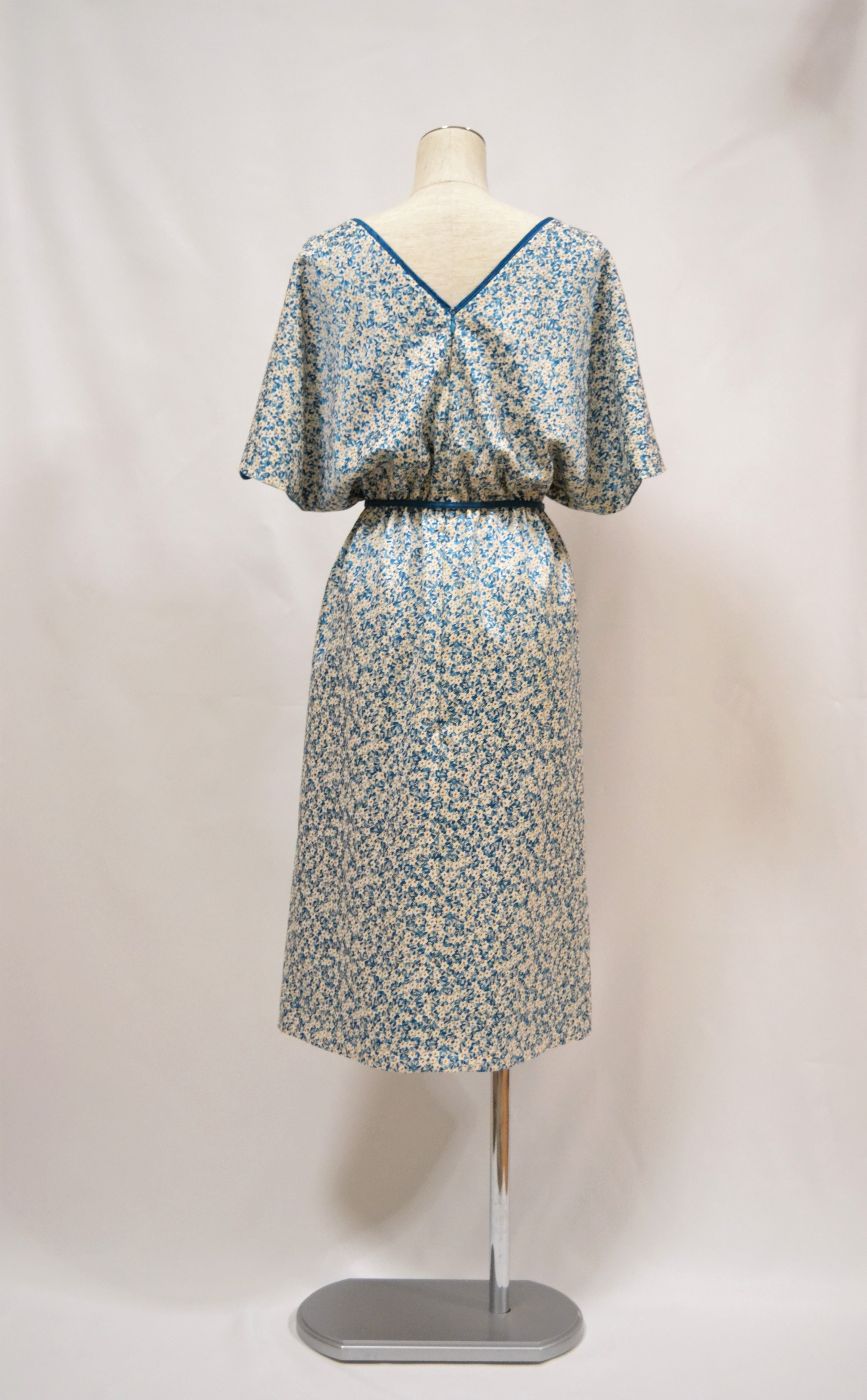 カシュクールネック ブラウジングワンピース 白桔梗 着物リメイク ２営業日以内発送 国内送料無料 03d02 Iichi ハンドメイド クラフト作品 手仕事品の通販