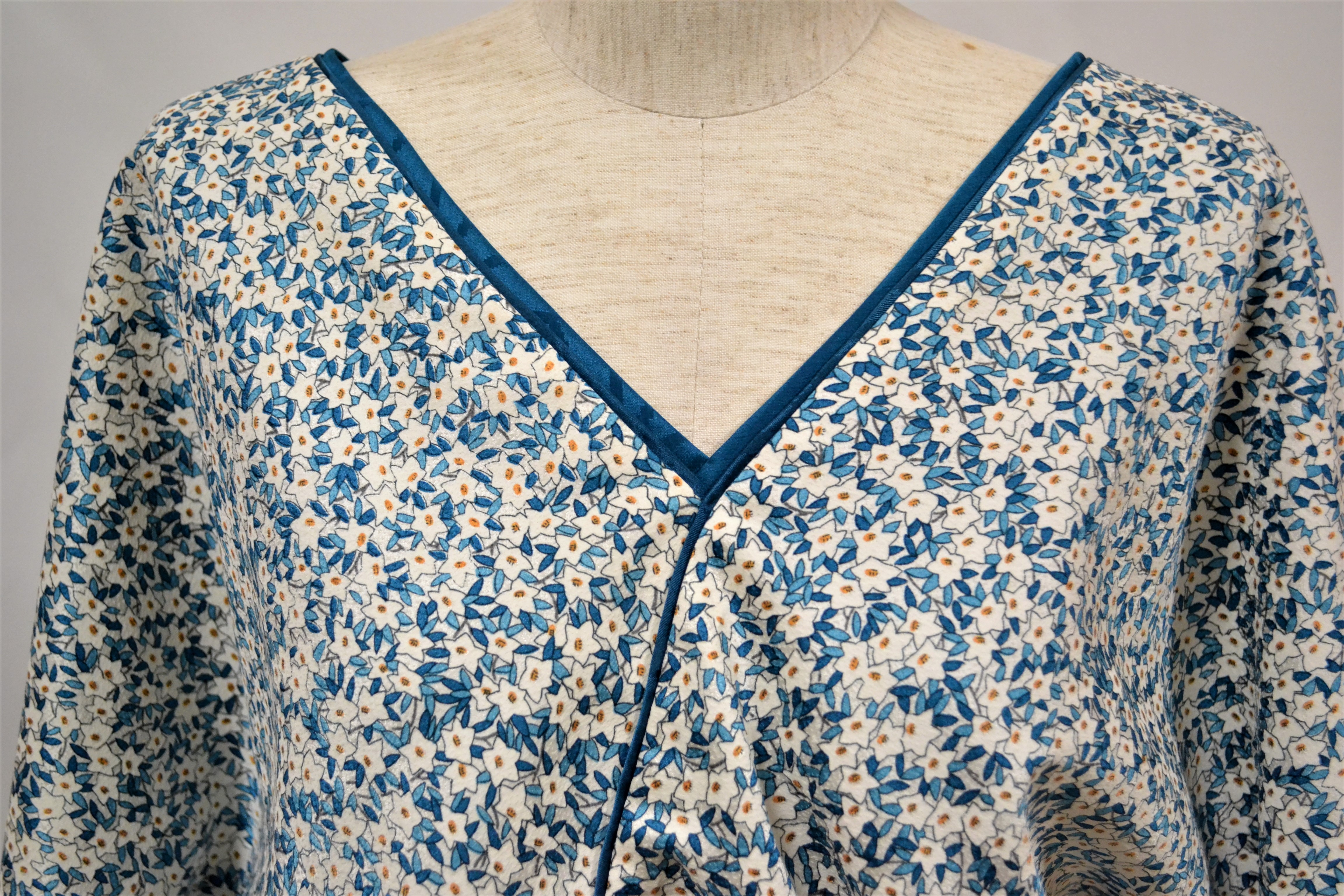 カシュクールネック ブラウジングワンピース 白桔梗 着物リメイク ２営業日以内発送 国内送料無料 03d02 Iichi ハンドメイド クラフト作品 手仕事品の通販