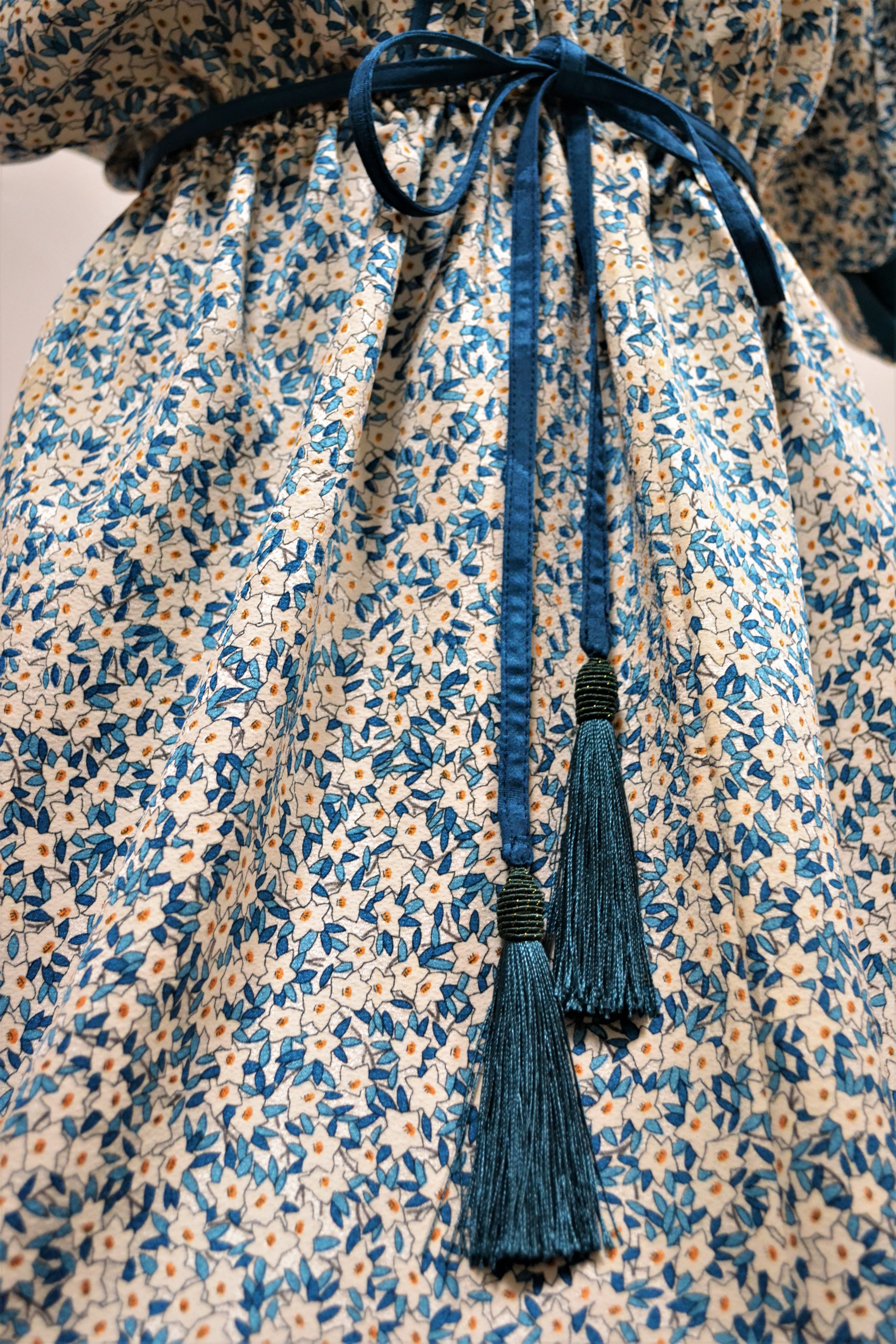 カシュクールネック ブラウジングワンピース 白桔梗 着物リメイク ２営業日以内発送 国内送料無料 03d02 Iichi ハンドメイド クラフト作品 手仕事品の通販