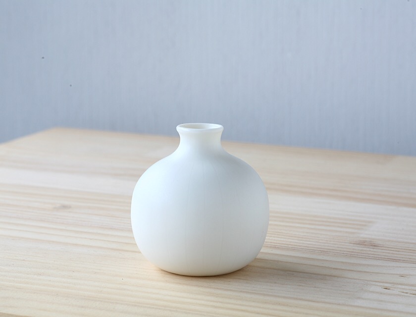 白い磁器の丸い一輪挿し フラワーベース 花器 花瓶 陶器 Studiobwanji Iichi ハンドメイド クラフト作品 手仕事品の通販