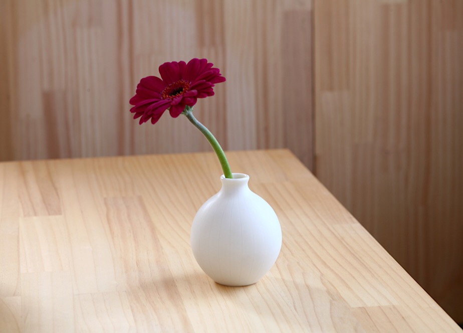 白い磁器の丸い一輪挿し フラワーベース 花器 花瓶 陶器 Studiobwanji Iichi ハンドメイド クラフト作品 手仕事品の通販