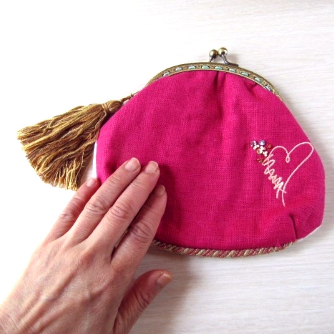 淡桃ハートの刺繍 大人かわいいガマ口 Iichi ハンドメイド クラフト作品 手仕事品の通販