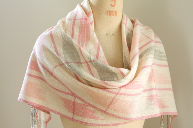 手織り ピンクとグレーの絣柄ストール Iichi ハンドメイド クラフト作品 手仕事品の通販