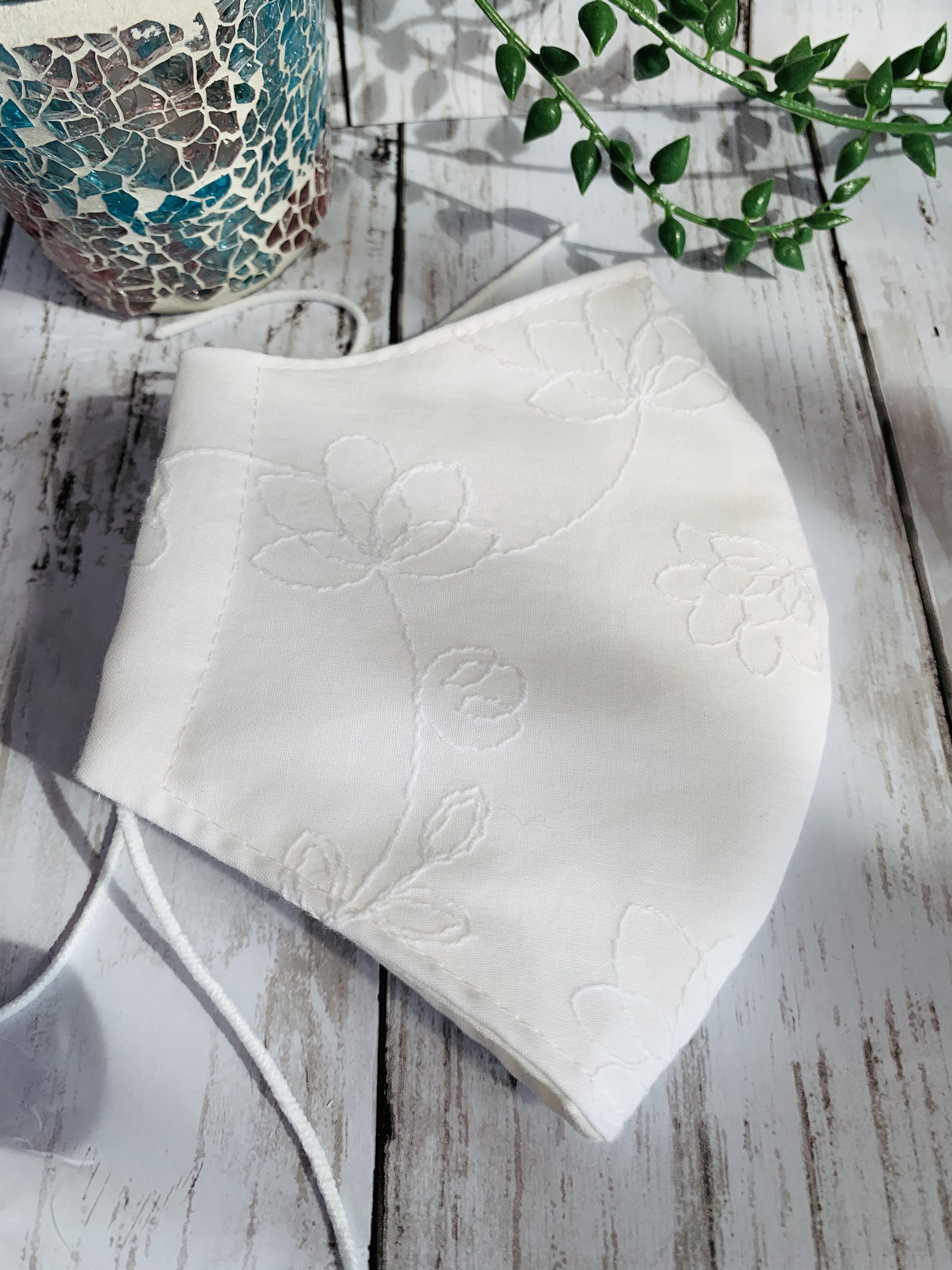 立体マスク 白い花の刺繍mサイズ Iichi ハンドメイド クラフト作品 手仕事品の通販