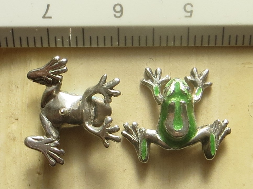 小さなカエルのブローチ Iichi ハンドメイド クラフト作品 手仕事品の通販