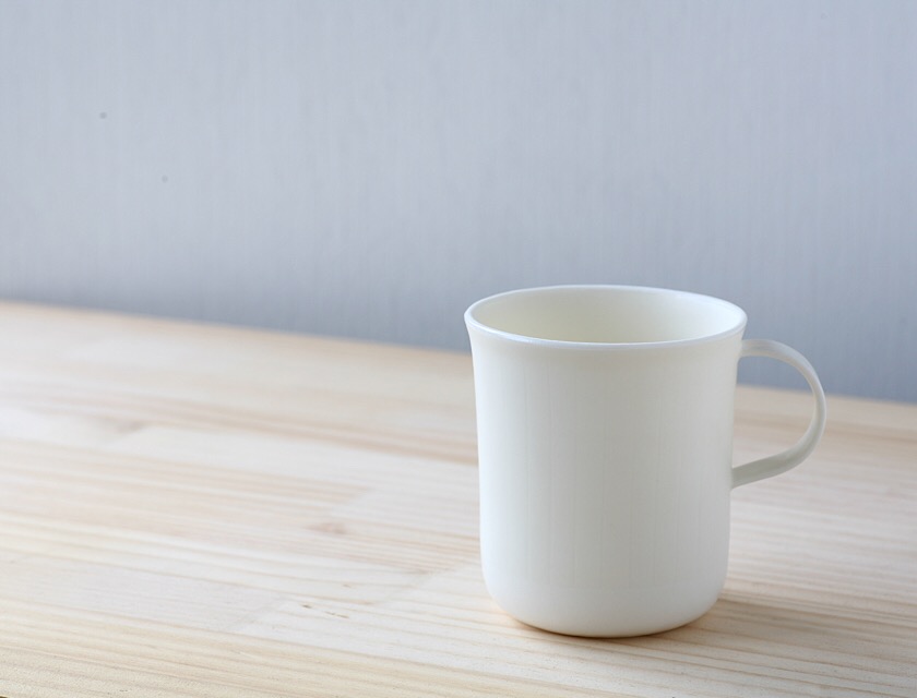 白い磁器のマグカップ コーヒー たっぷりカフェオレ Studiobwanji Iichi ハンドメイド クラフト作品 手仕事品の通販