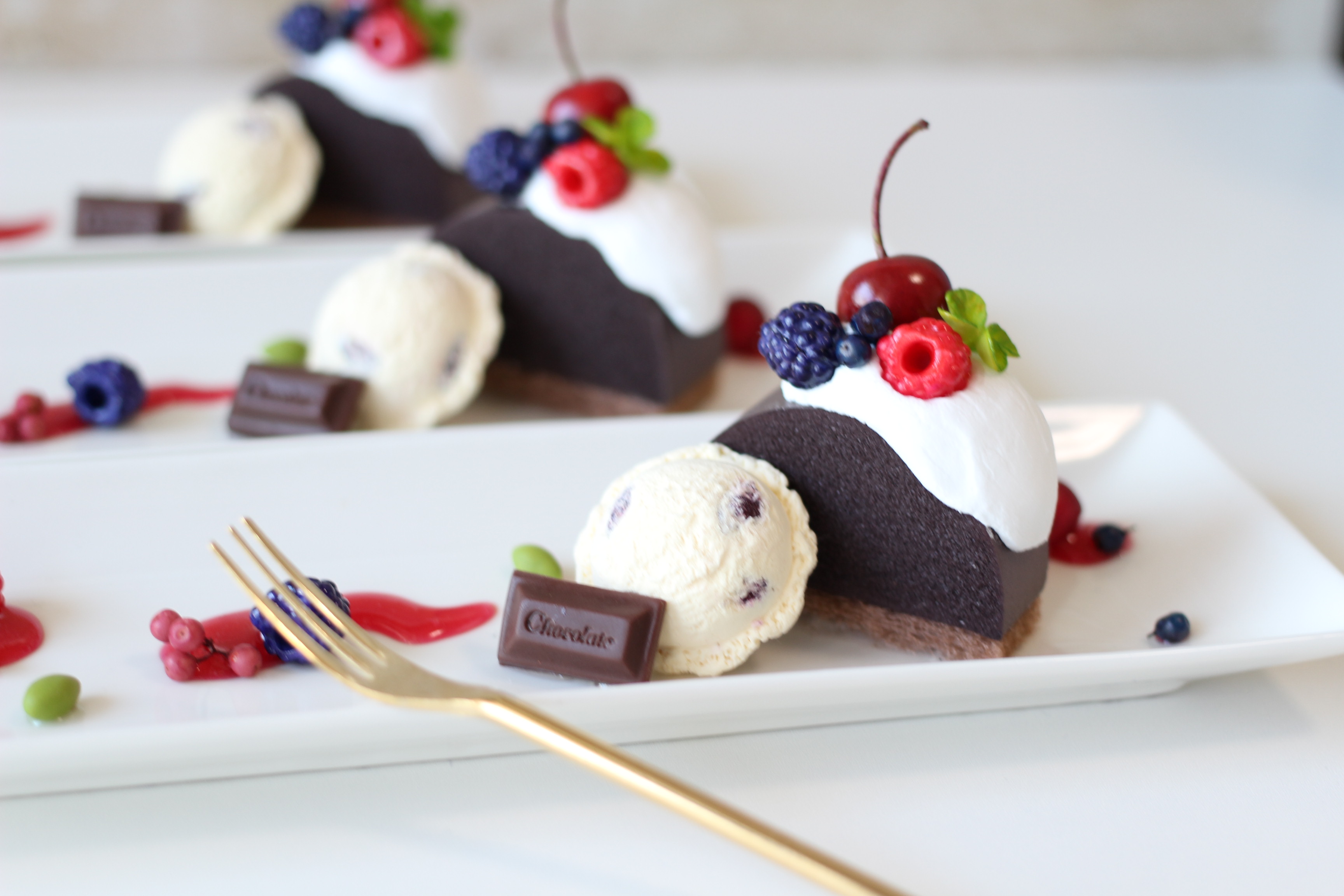 チョコレートムースケーキとラムレーズンアイスのデザートプレート 送料無料 Iichi ハンドメイド クラフト作品 手仕事品の通販