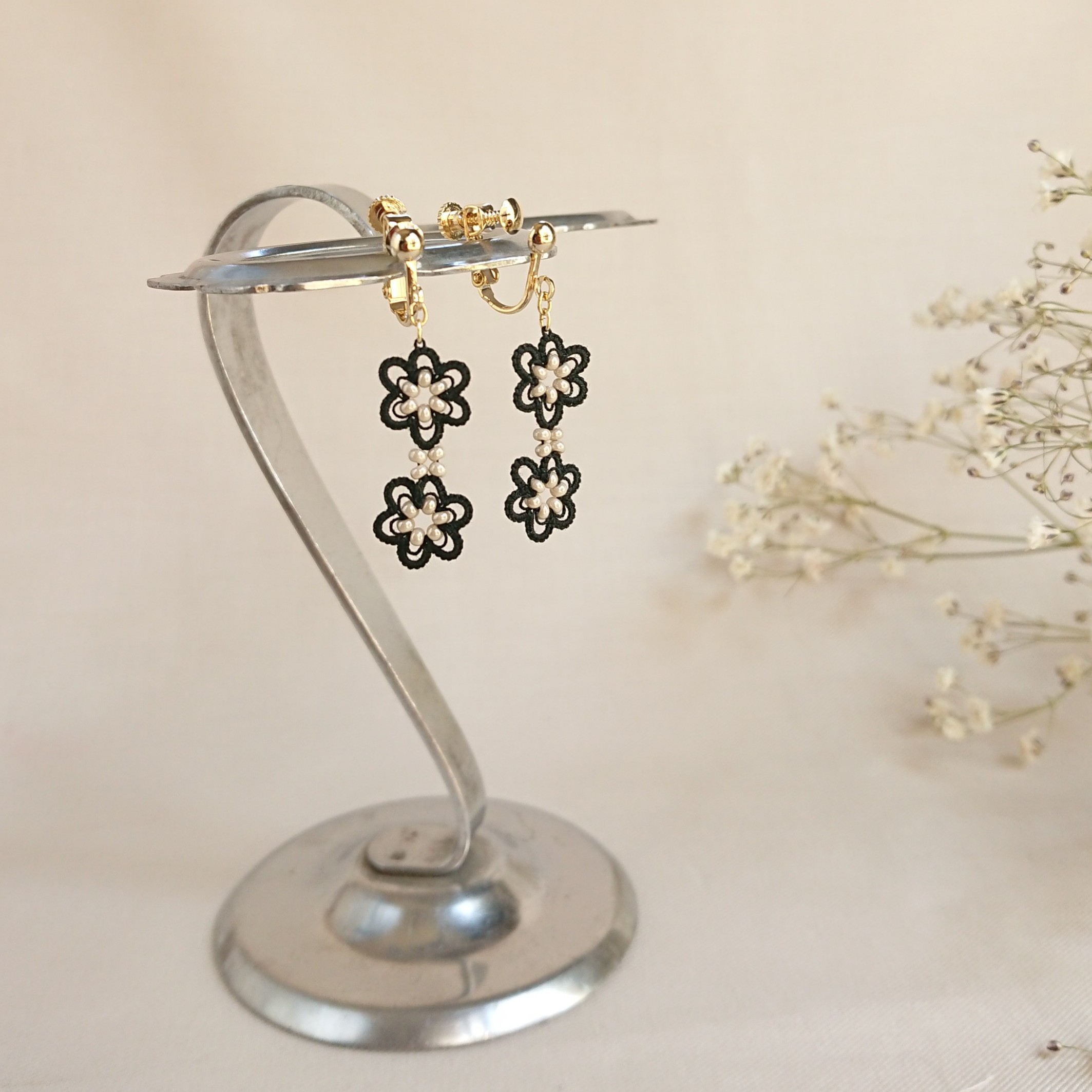 花いちごのレースのピアス イヤリング 2連black Iichi ハンドメイド クラフト作品 手仕事品の通販