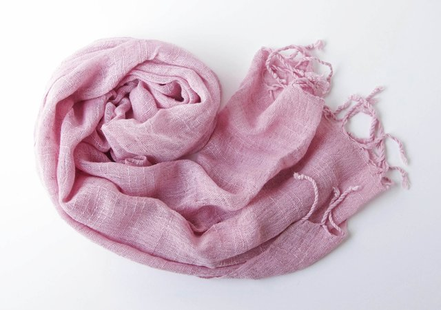 ピンク色の草木染めストール Iichi ハンドメイド クラフト作品 手仕事品の通販