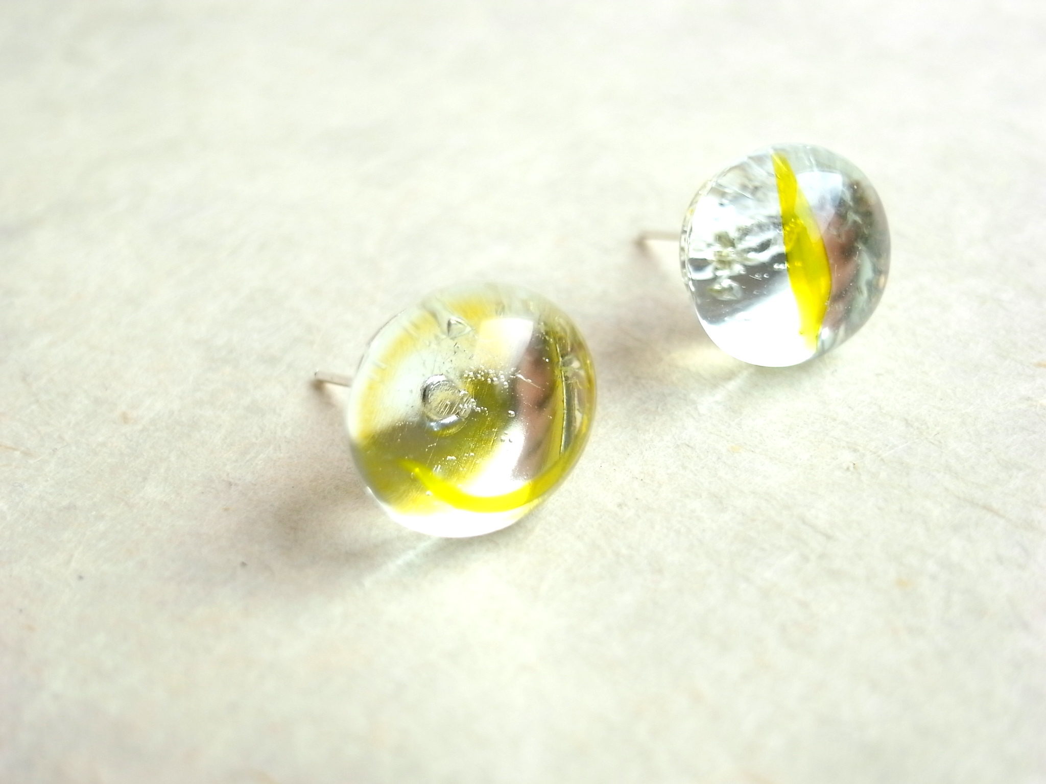 ピアス 水滴の様なぷっくりガラスカボション 黄色 Iichi ハンドメイド クラフト作品 手仕事品の通販