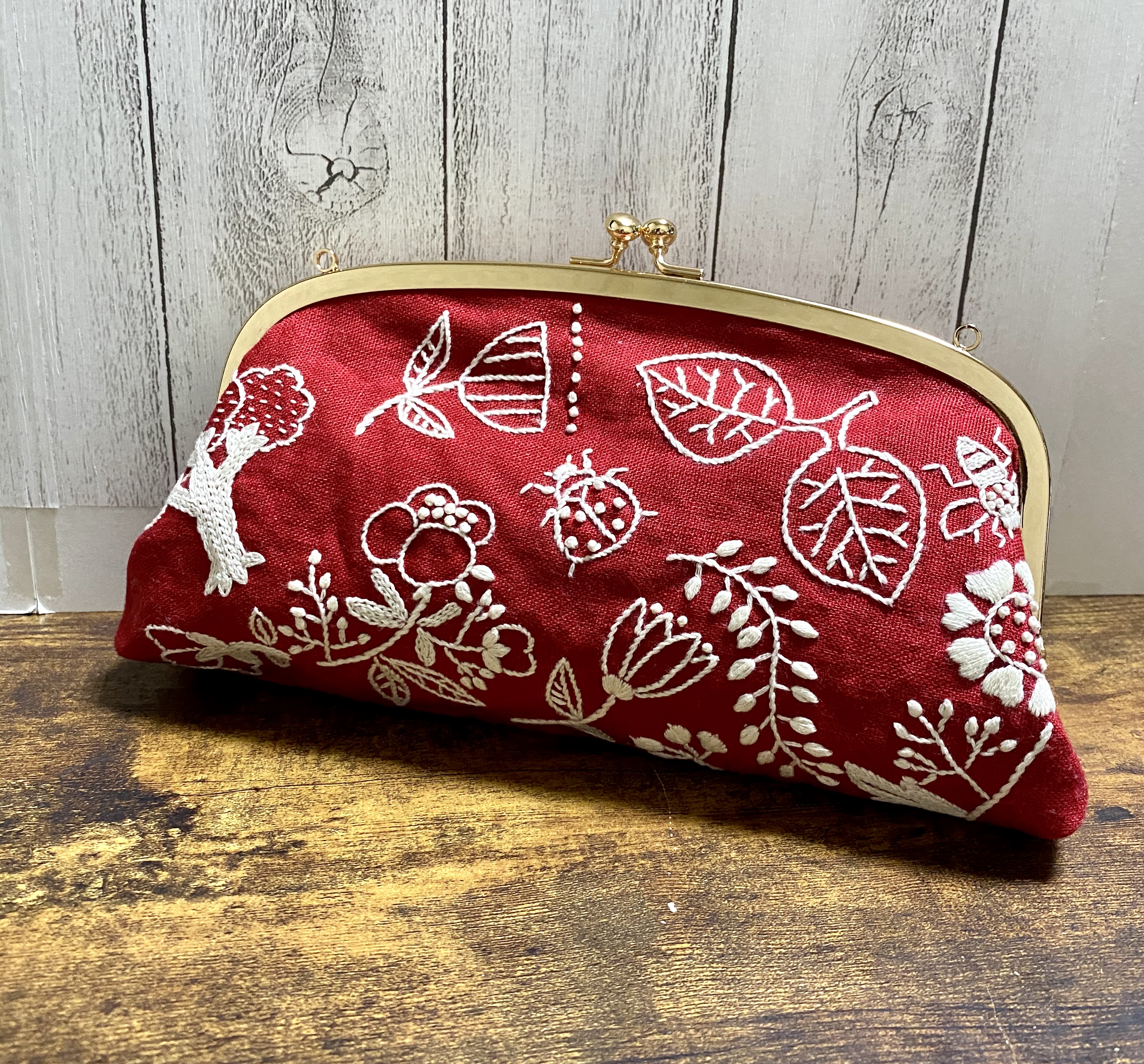 赤いリネンのボタニカル刺繍がま口ポーチ Iichi ハンドメイド クラフト作品 手仕事品の通販