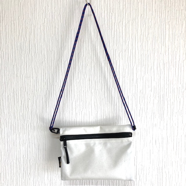 コーデュラナイロンのシンプルサコッシュ、シルバーポケット×白