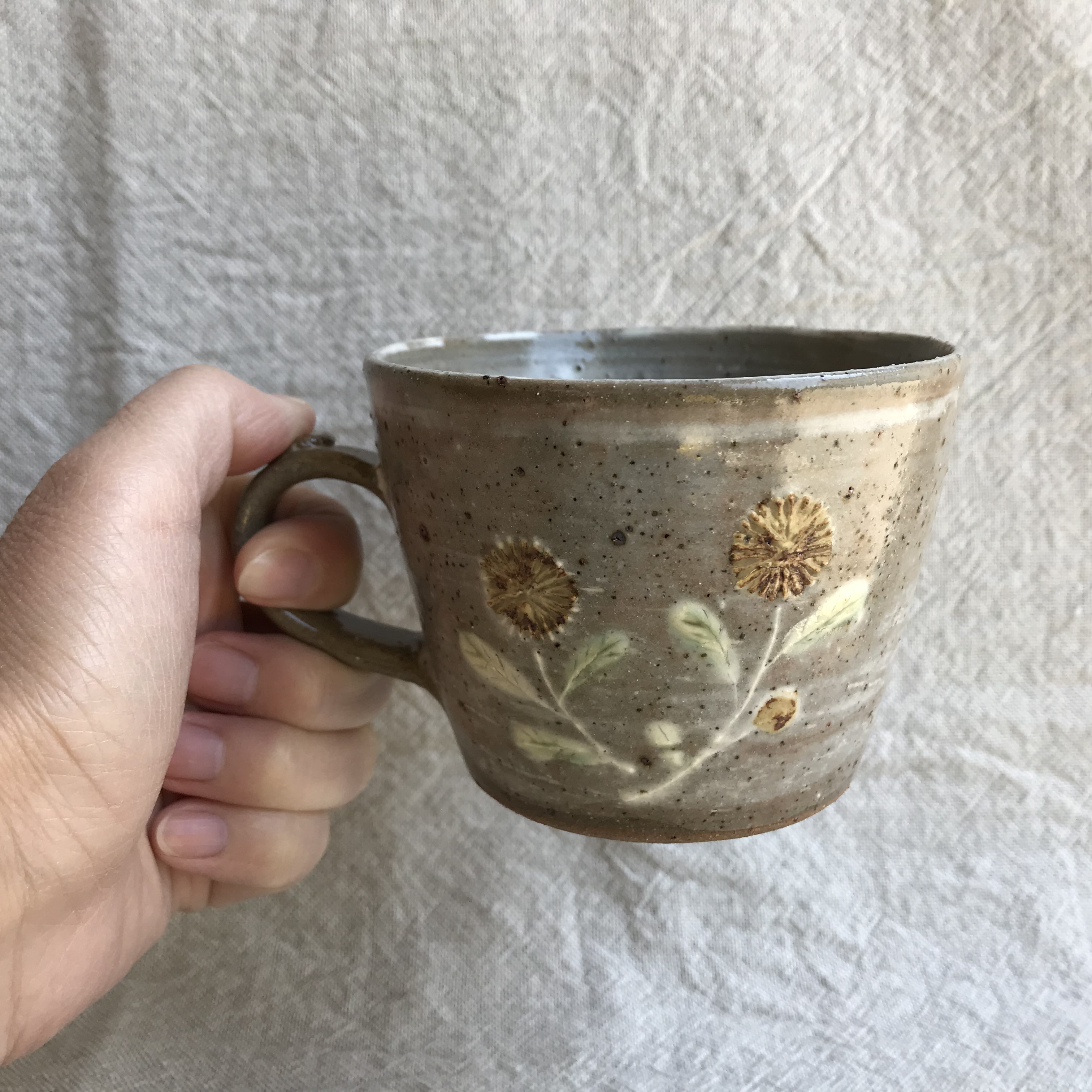 粉引きのマグカップ 黄色い花柄 Iichi ハンドメイド クラフト作品 手仕事品の通販