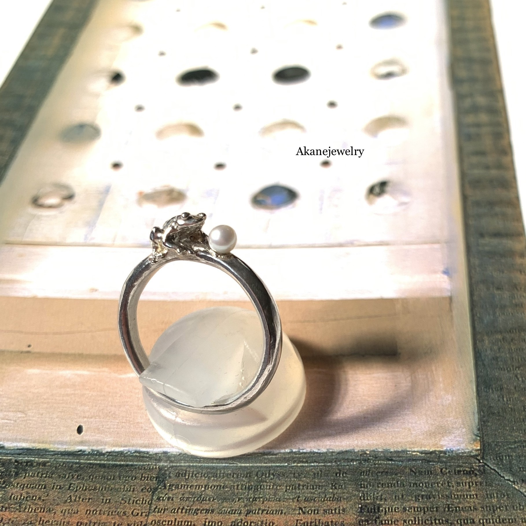 6月のカエル パールと小さなカエルの指輪 Iichi ハンドメイド クラフト作品 手仕事品の通販