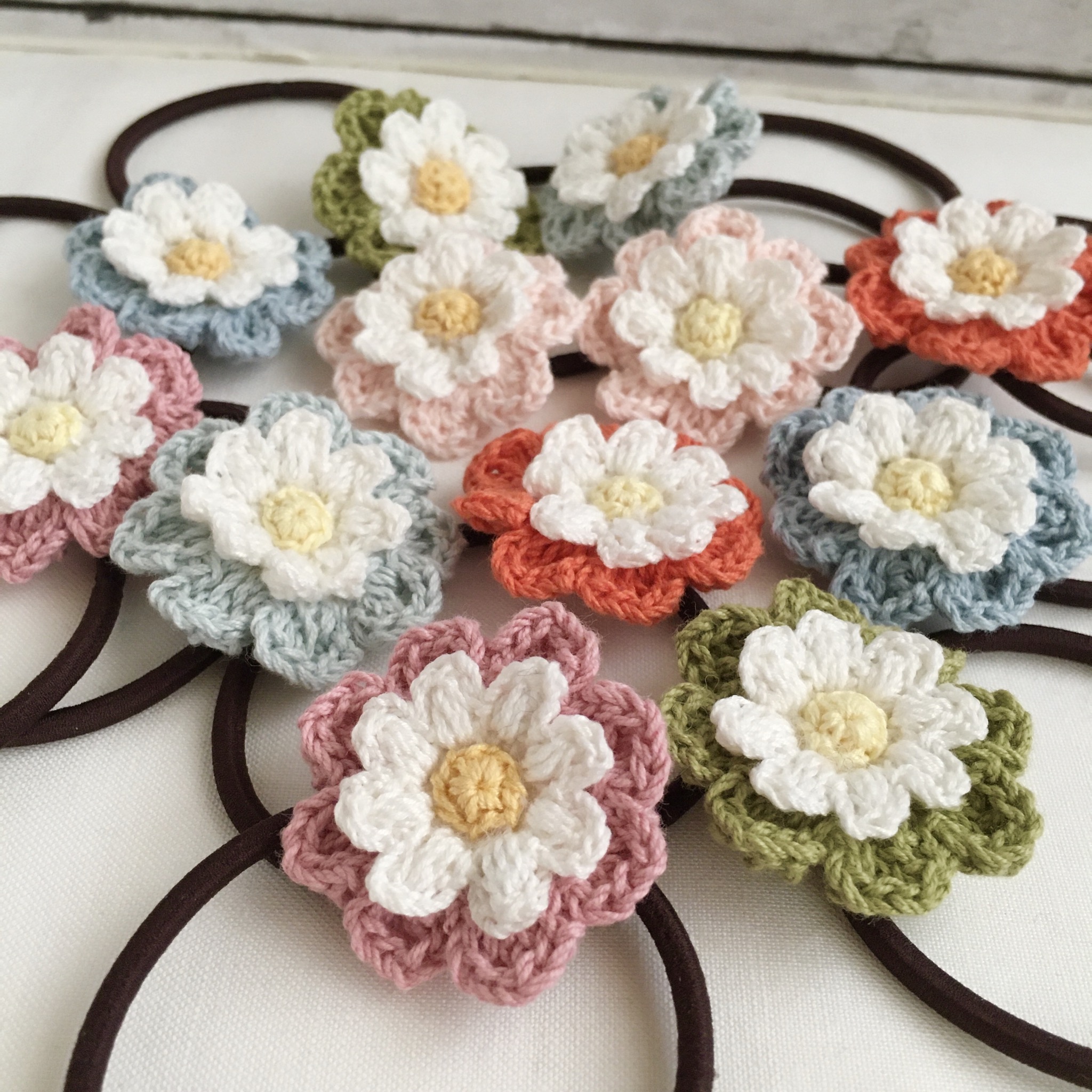 選べる コットン糸で編むナチュラル雰囲気のお花ヘアゴム Iichi ハンドメイド クラフト作品 手仕事品の通販