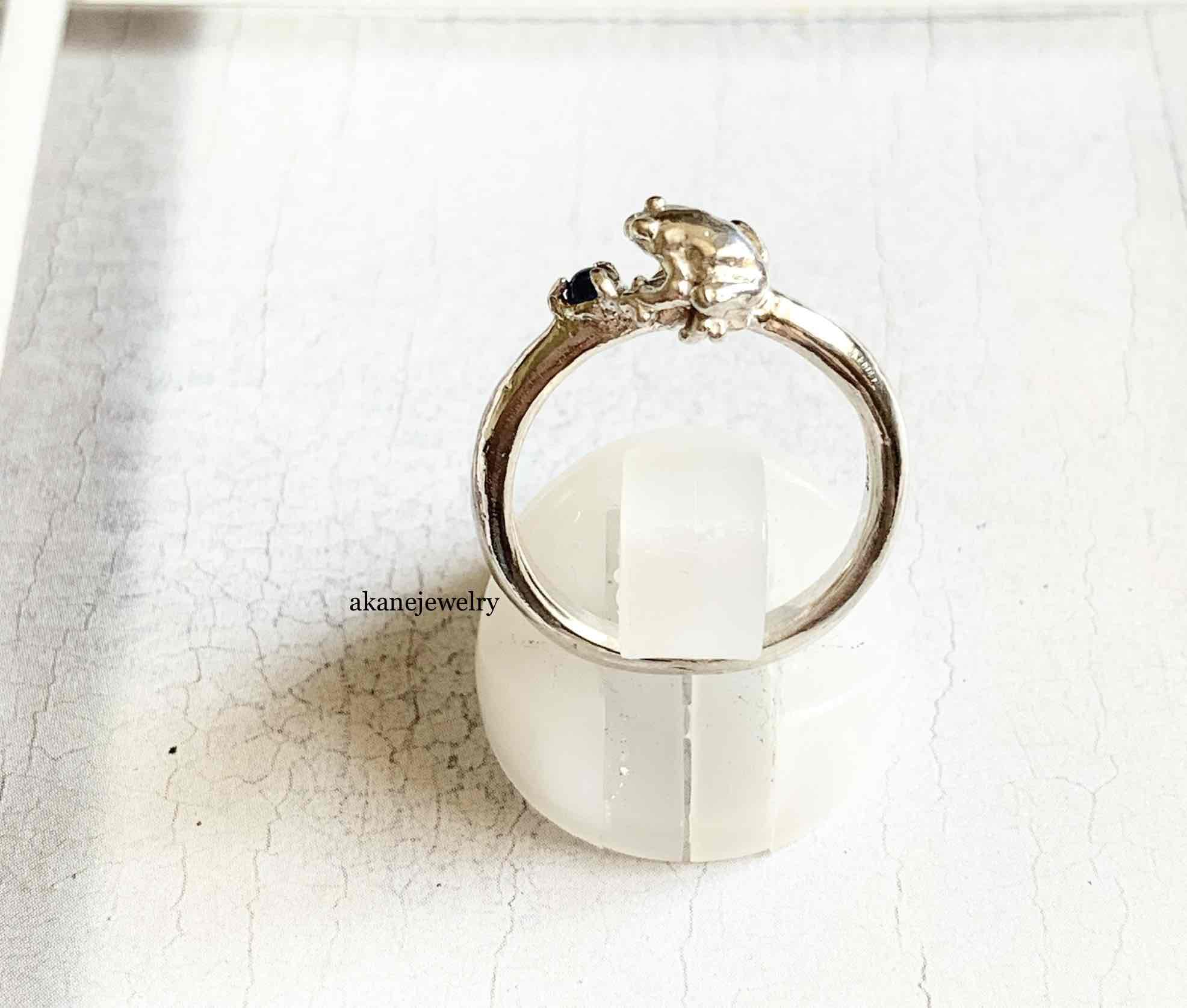 9月のカエル サファイアと小さなカエルの指輪 Iichi ハンドメイド クラフト作品 手仕事品の通販