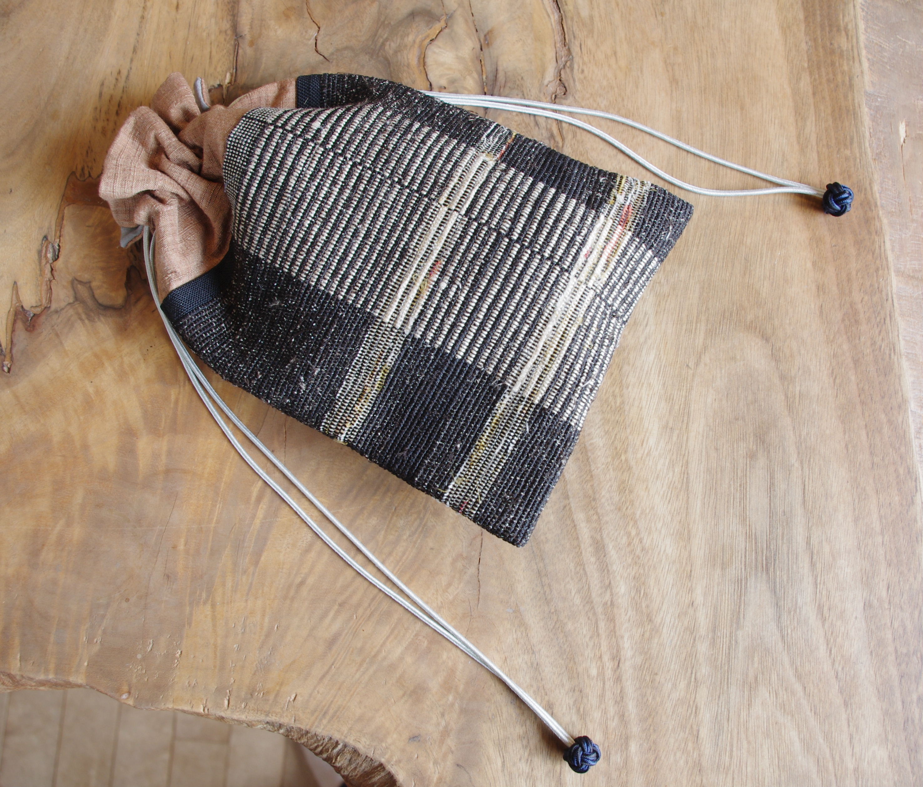 花の名残の巾着バッグ 裂き織りと山桜の草木染 Iichi ハンドメイド クラフト作品 手仕事品の通販