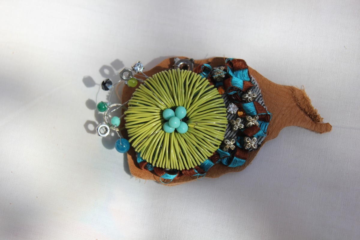 南米の花のようなブローチ Iichi ハンドメイド クラフト作品 手仕事品の通販