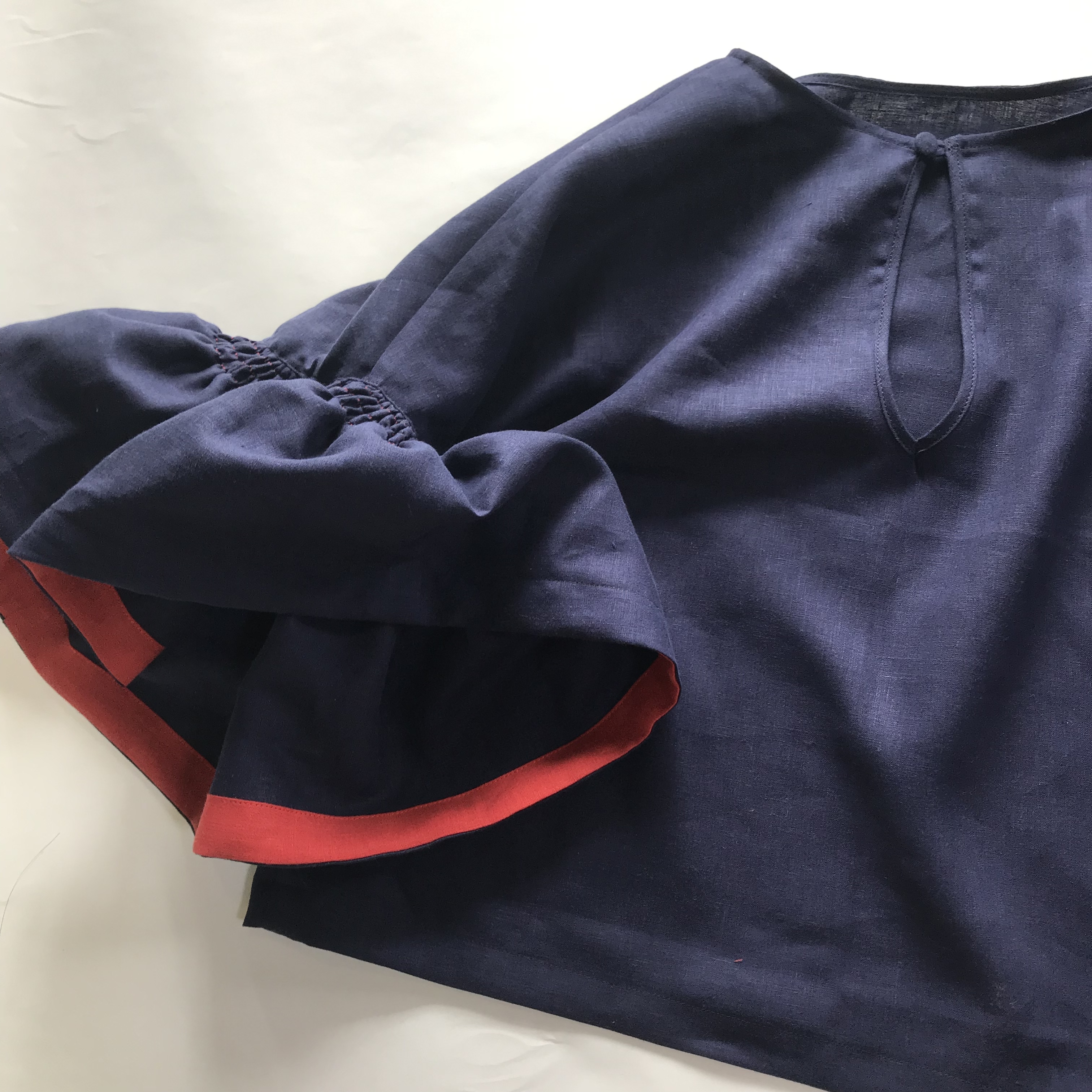 シワになりにくいリネン100 ボリューム袖のデザインブラウス ネイビー Iichi ハンドメイド クラフト作品 手仕事品の通販