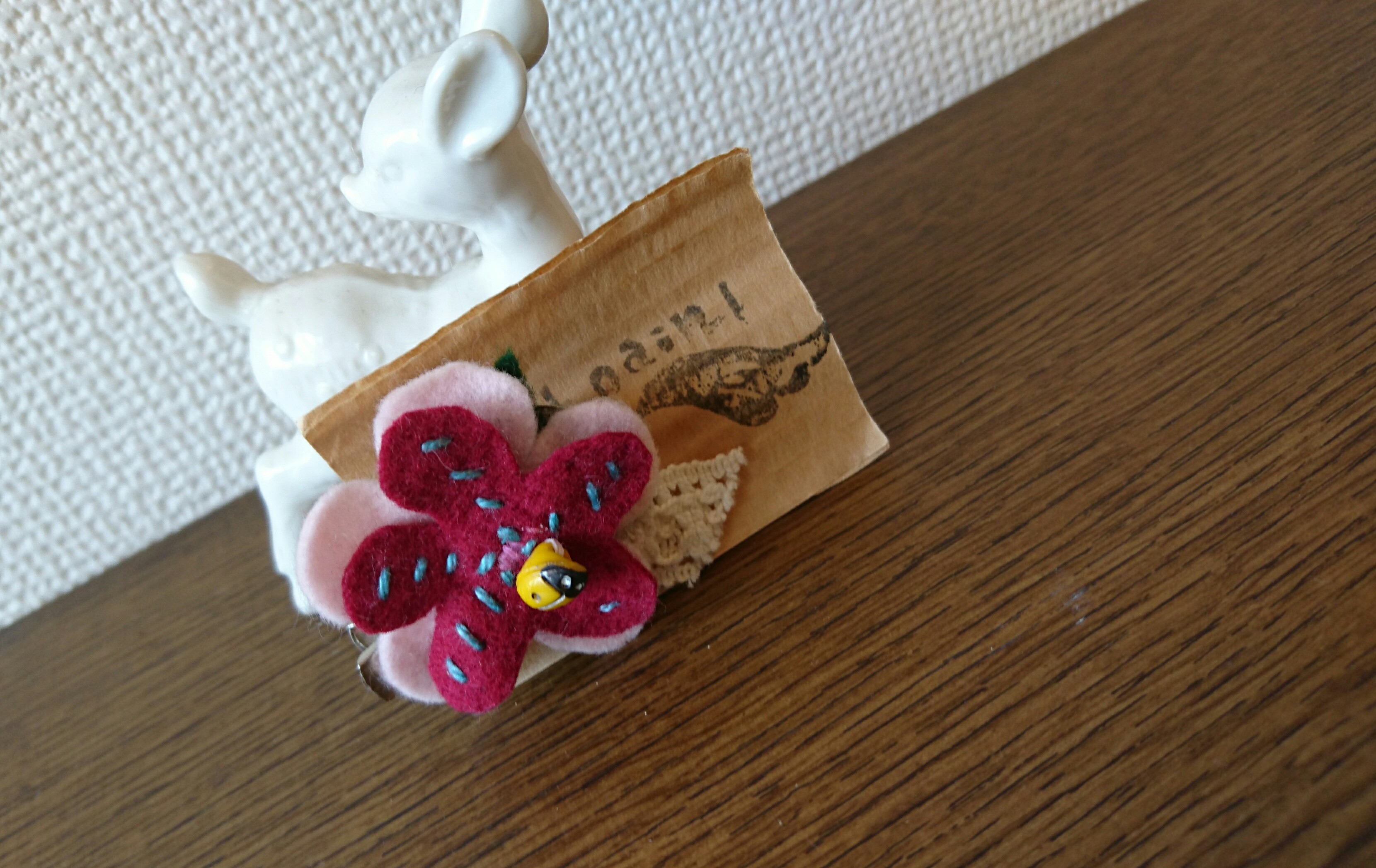 フェルト花とてんとう虫のクリップブローチ Iichi ハンドメイド クラフト作品 手仕事品の通販