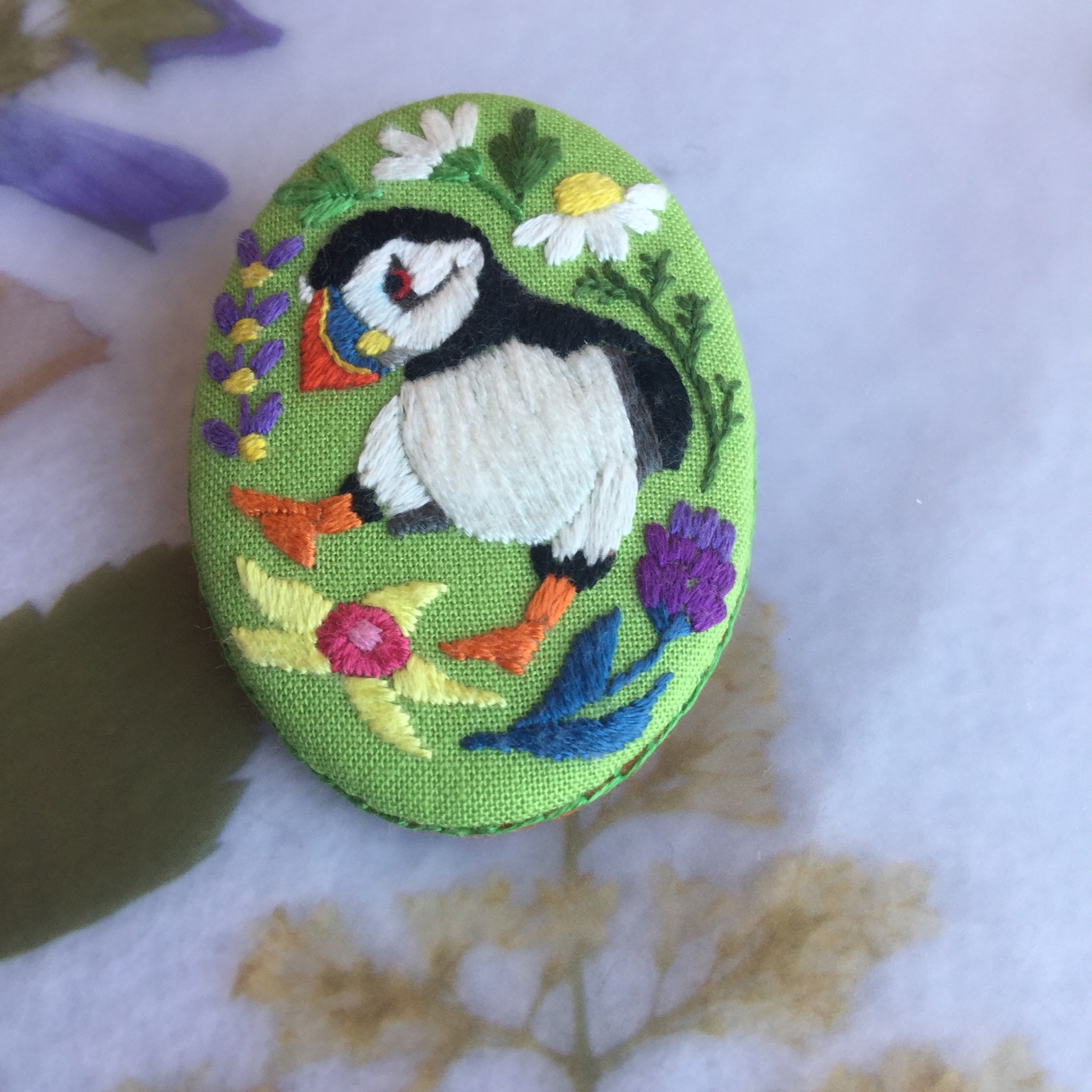 絶滅危惧種シリーズ 手刺繍ブローチ お散歩パフィンのヨチヨチ歩き オーバル形 Iichi ハンドメイド クラフト作品 手仕事品の通販