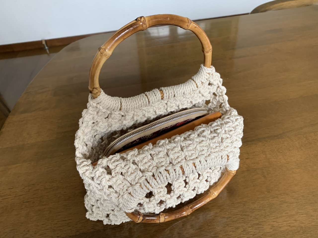 かまぼこ型の竹持ち手とコットン生成り糸のマクラメバッグ Iichi ハンドメイド クラフト作品 手仕事品の通販