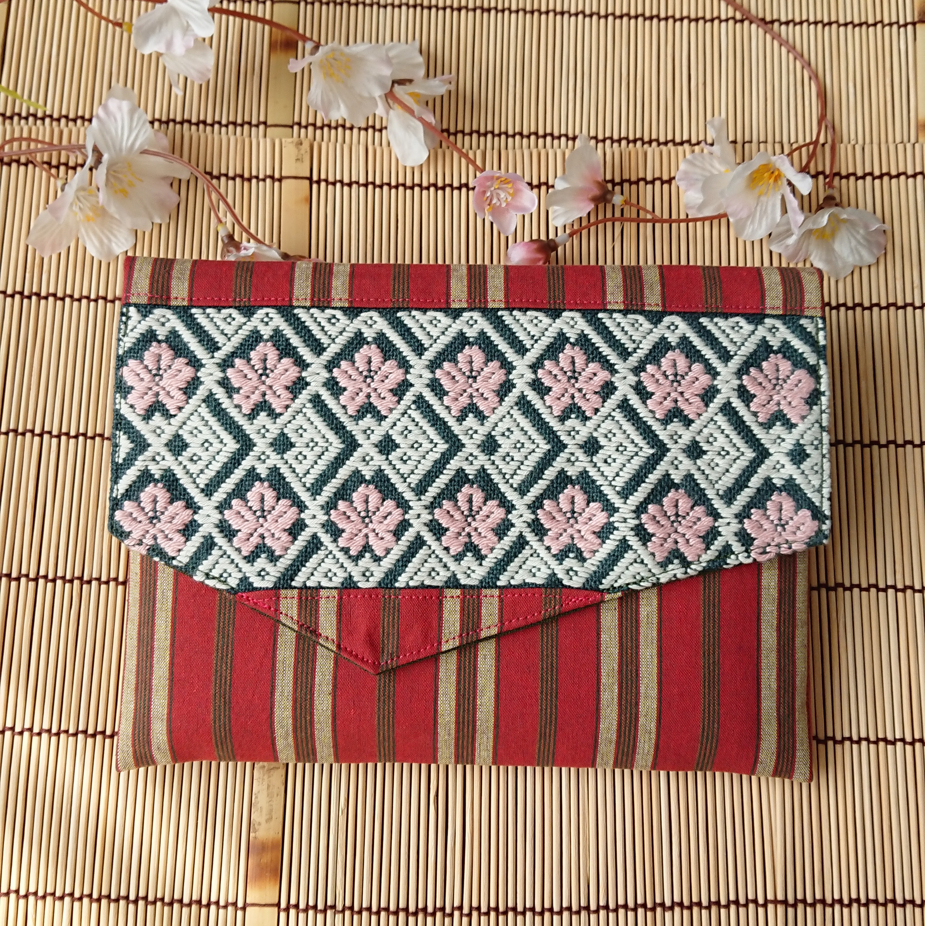 桜こぎんの御朱印帳袋 赤系太縞 Iichi ハンドメイド クラフト作品 手仕事品の通販