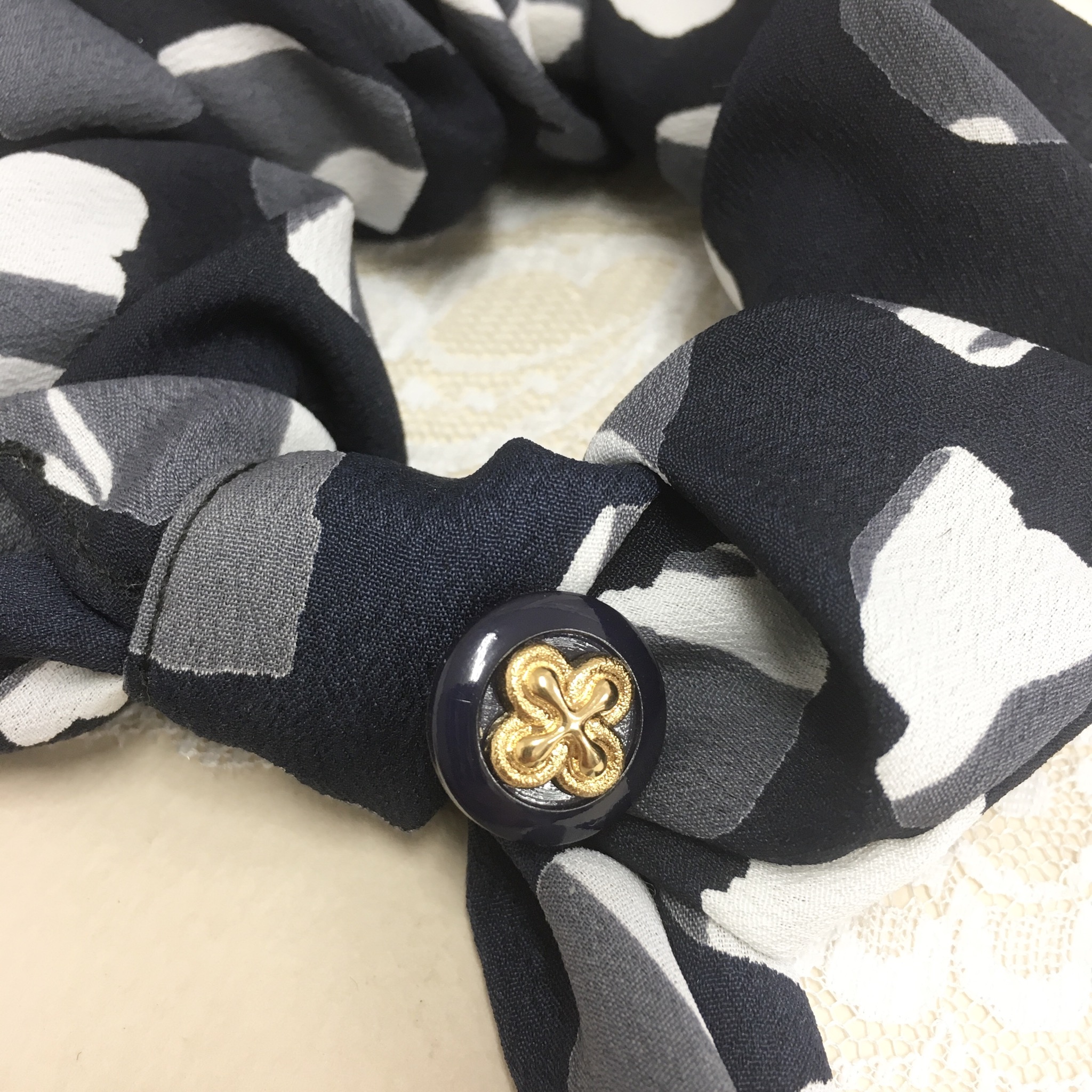 リボンが可愛い 柄スカーフ素材リボンの金ボタン付きシュシュ ネイビー Iichi ハンドメイド クラフト作品 手仕事品の通販
