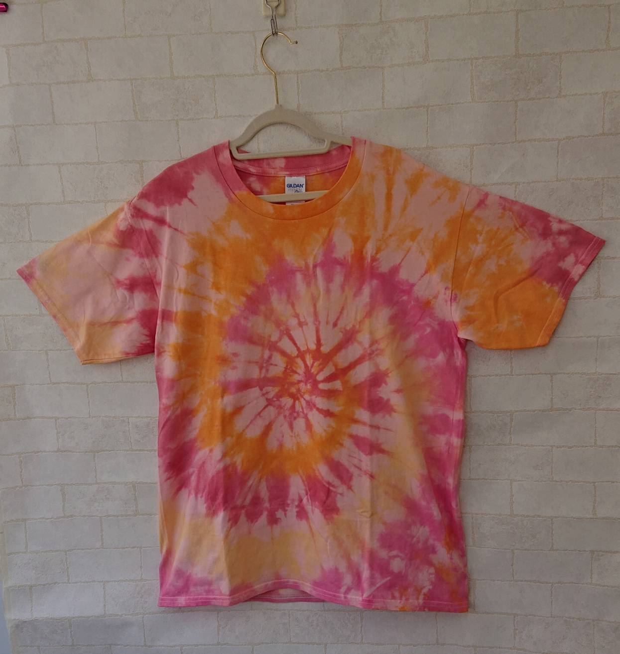 オレンジとチェリーピンクの明るいサークル模様の半袖tシャツ 男女兼用l Iichi ハンドメイド クラフト作品 手仕事品の通販