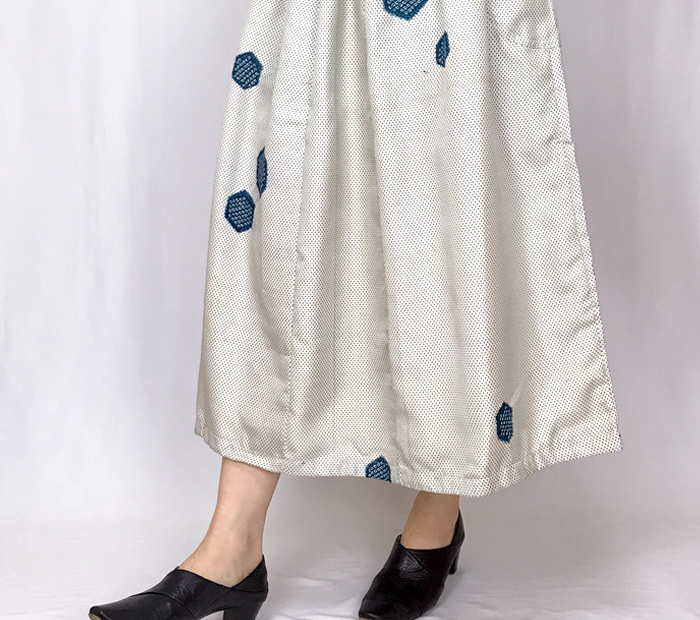 きものリメイク 白十字絣絞り染めロングスカート 正絹 フリーサイズ Iichi ハンドメイド クラフト作品 手仕事品の通販