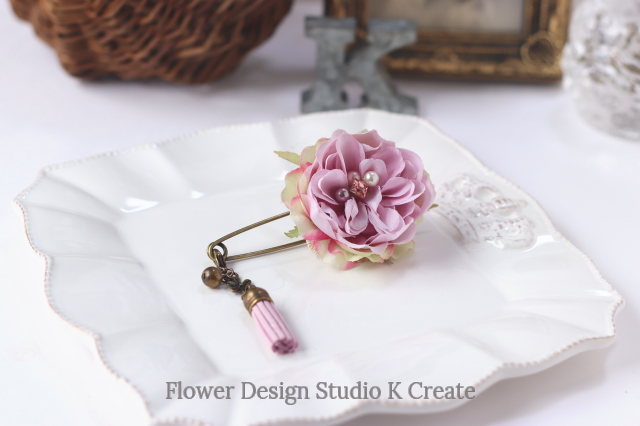 ラベンダーピンクの薔薇とタッセルチャームのストールピン 大人可愛い ビジュー アクセサリー お洒落 Iichi ハンドメイド クラフト作品 手仕事品の通販