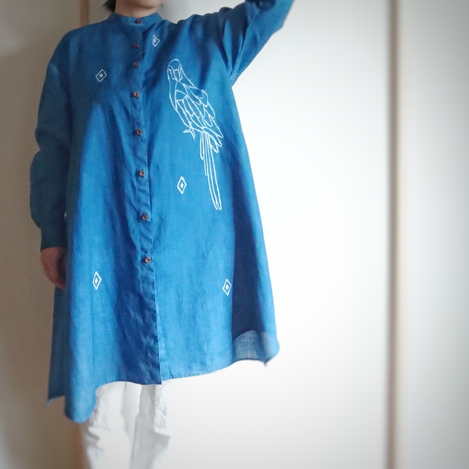 本藍染 リネンのロングシャツ ろうけつ染め １点もの Iichi ハンドメイド クラフト作品 手仕事品の通販