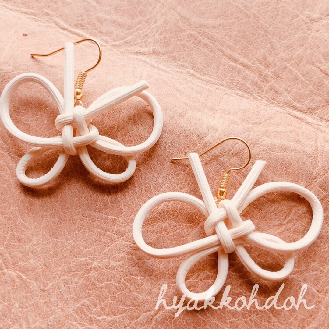 ラタンの叶蝶ピアス ホワイト 籐編みアクセサリー Iichi ハンドメイド クラフト作品 手仕事品の通販