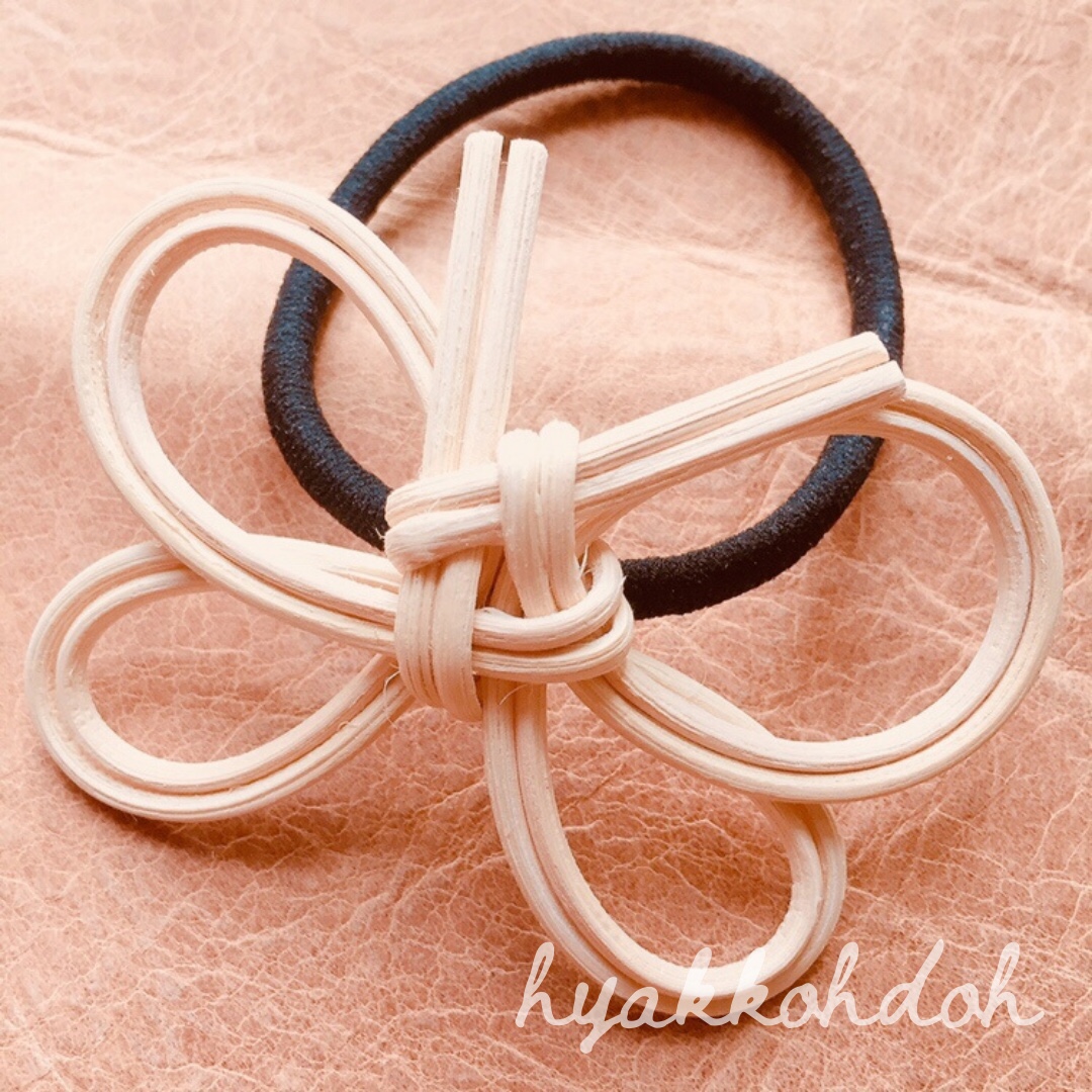ラタンの叶蝶ヘアゴム ホワイト 籐編みアクセサリー Iichi ハンドメイド クラフト作品 手仕事品の通販
