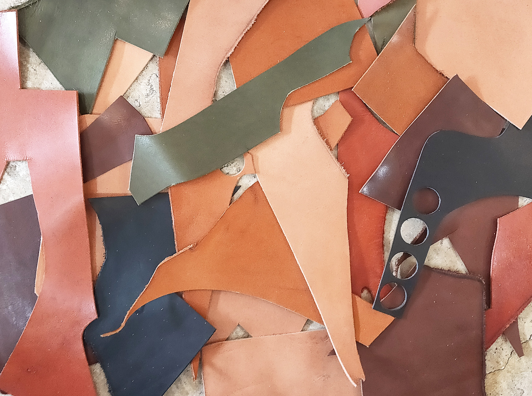 栃木レザー タンニン鞣し革のはぎれ 500グラム Iichi ハンドメイド クラフト作品 手仕事品の通販