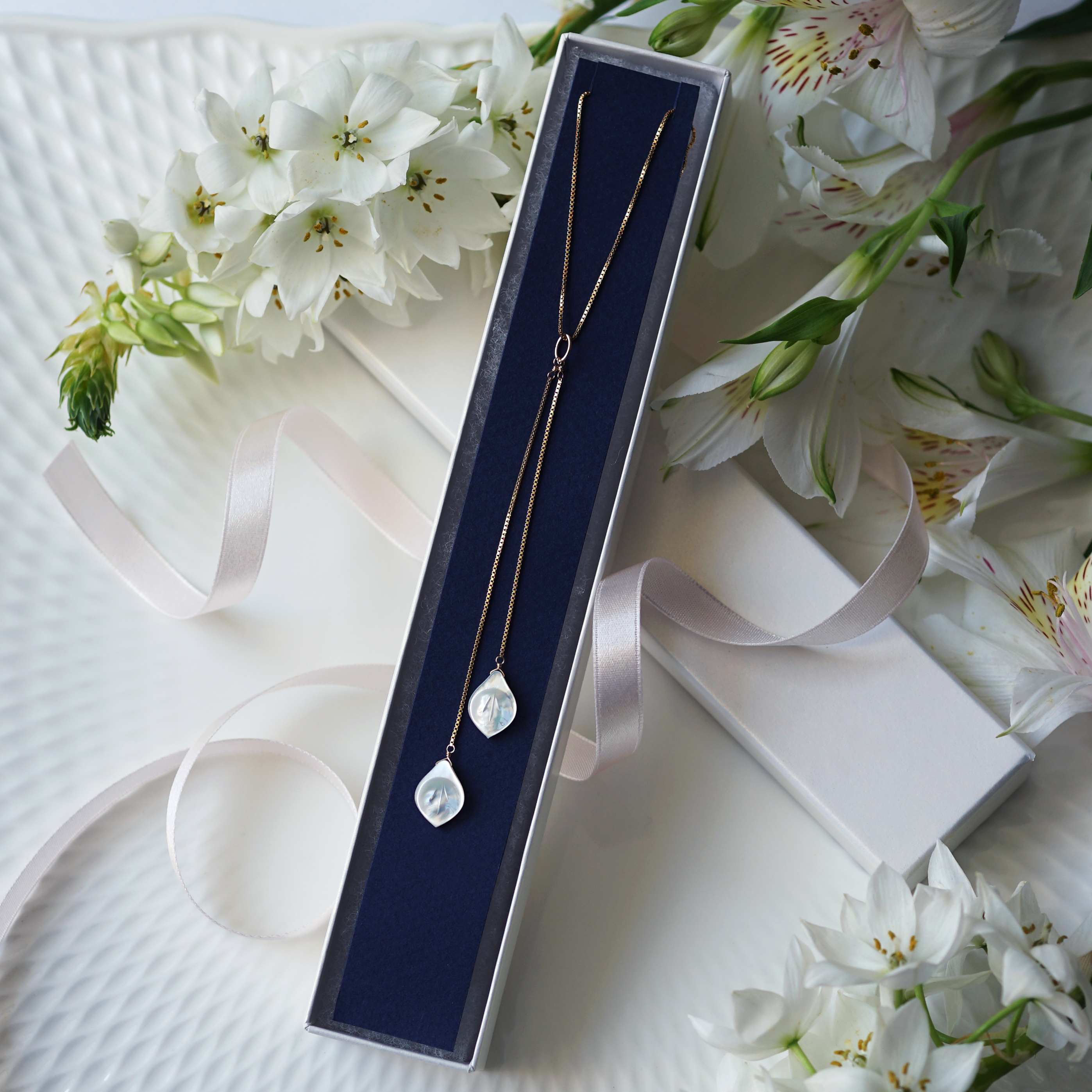白蝶貝の彫り細工によるカラーの花のセミロングy字ネックレス Calla Lily Iichi ハンドメイド クラフト作品 手仕事品の通販